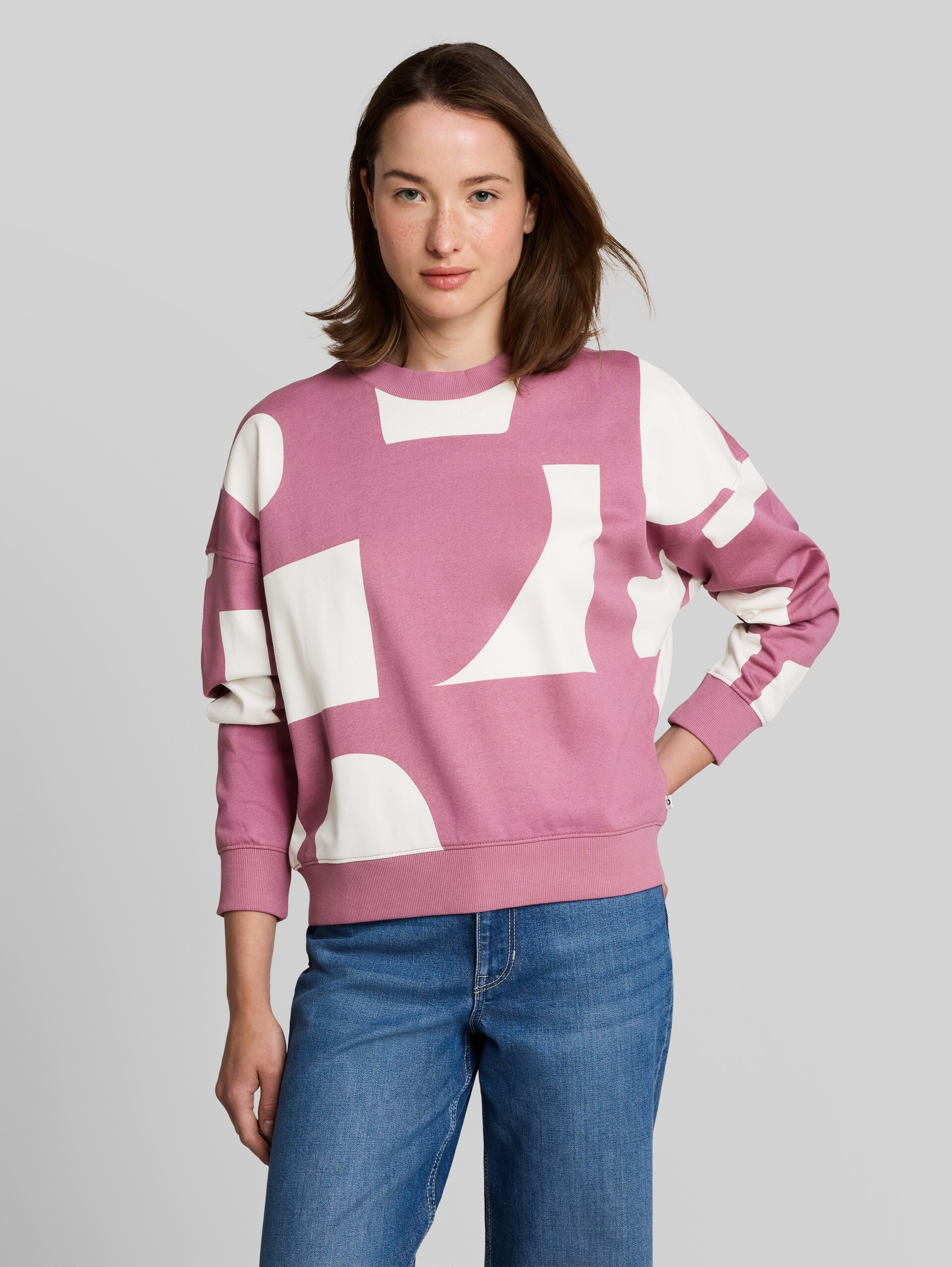 Loose Fit Sweatshirt mit Muster - dusty berry big scale print - Ausschnitt Model-Vorderansicht