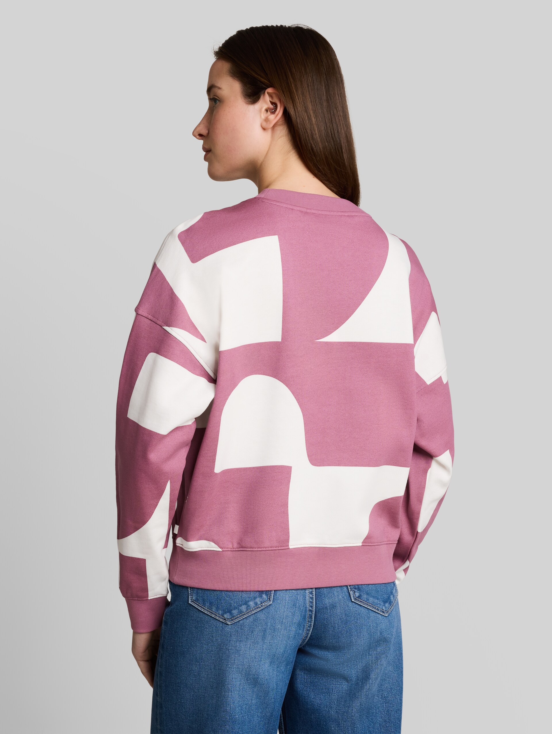 Loose Fit Sweatshirt mit Muster - dusty berry big scale print - Auschnitt Model-Rückansicht