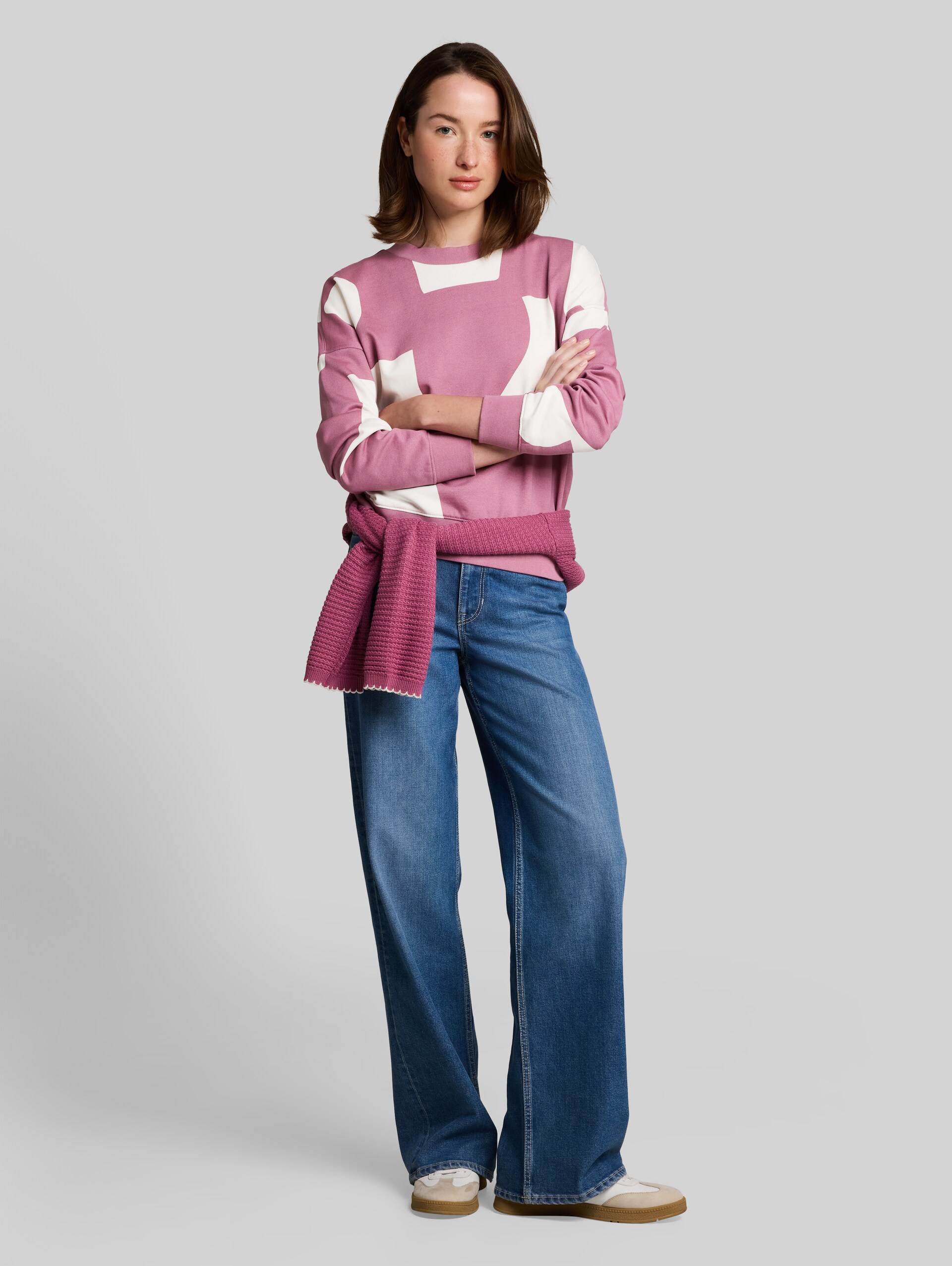 Loose Fit Sweatshirt mit Muster - dusty berry big scale print - Model-Vorderansicht