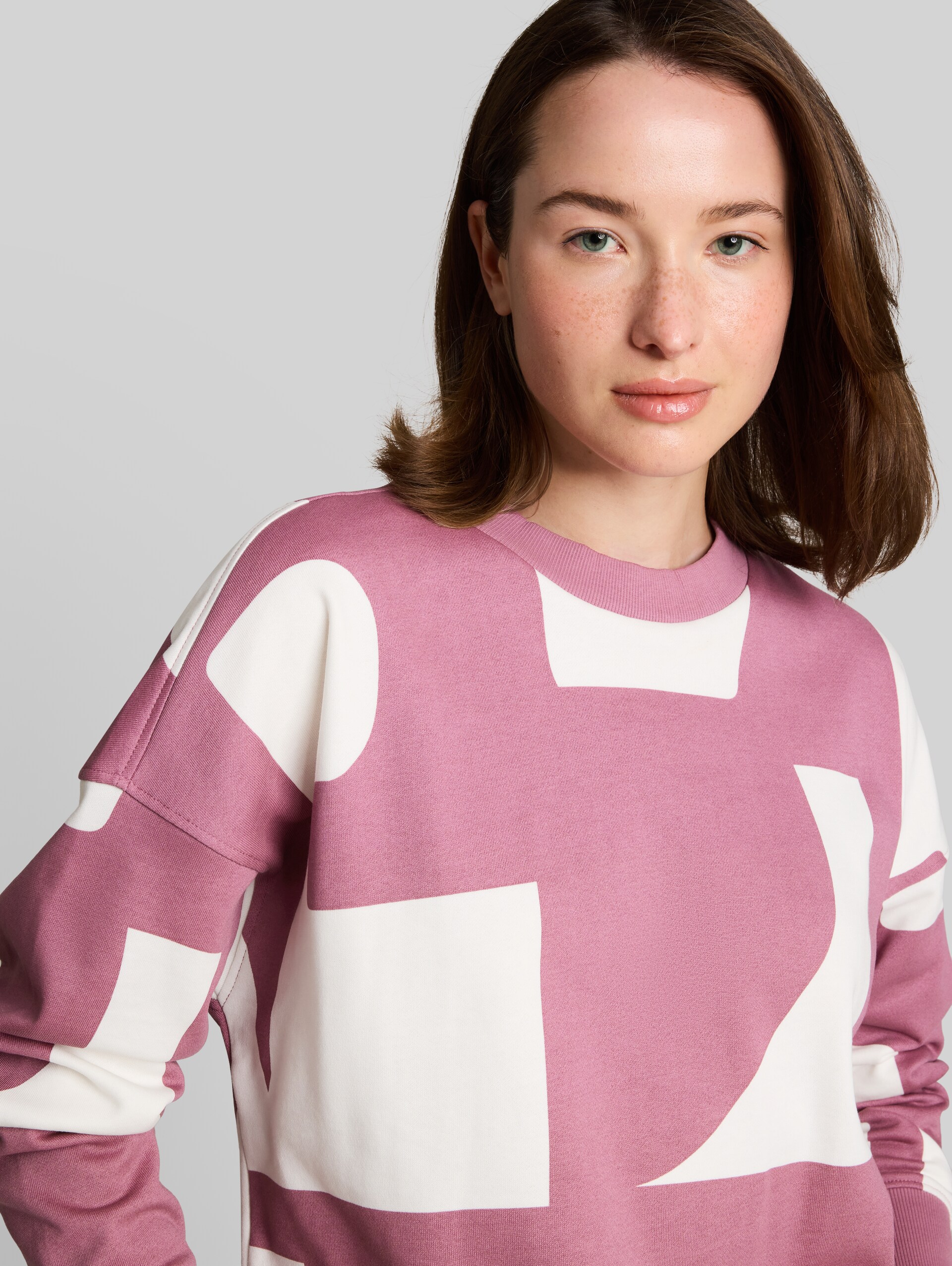 Loose Fit Sweatshirt mit Muster - dusty berry big scale print - Detail-Model-Ansicht