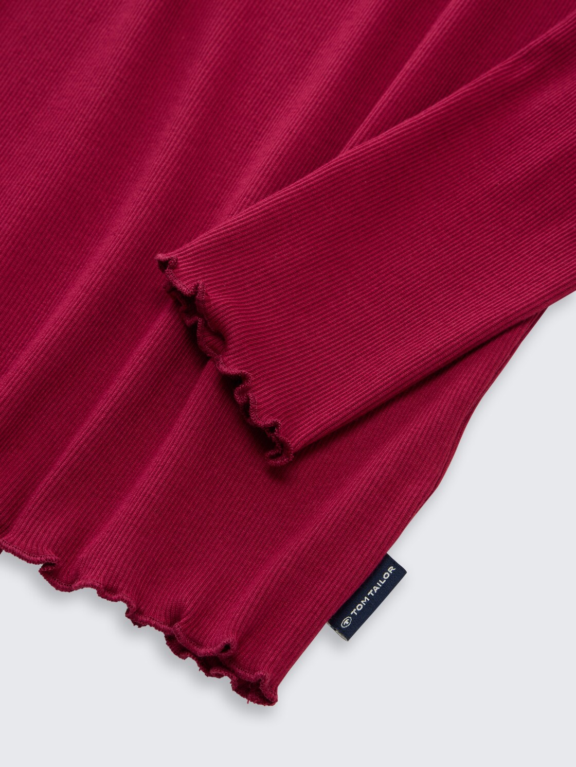 Cropped Langarmshirt mit Rippstruktur - Beetroot Red - Detail-Model-Ansicht