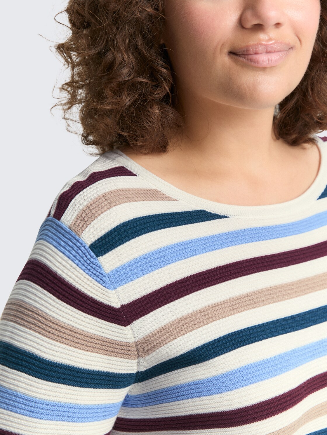 Plus Size - Strickpullover aus Bio-Baumwolle - teal colored ottoman knit - Detail-Model-Ansicht