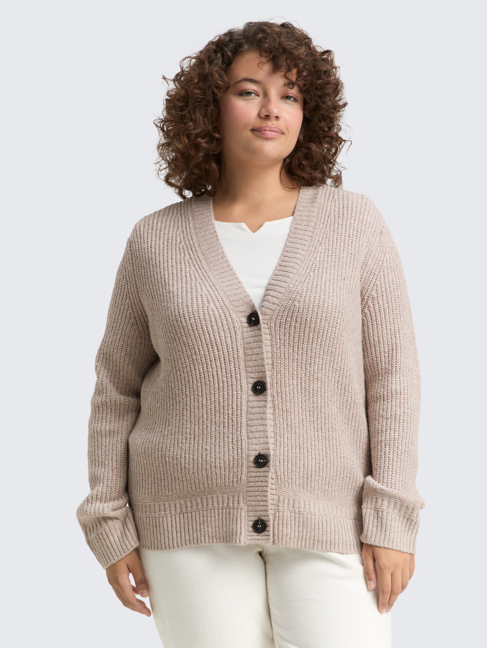 Plus Size - Ripp Cardigan mit V-Ausschnitt - soft taupe melange - Ausschnitt Model-Vorderansicht
