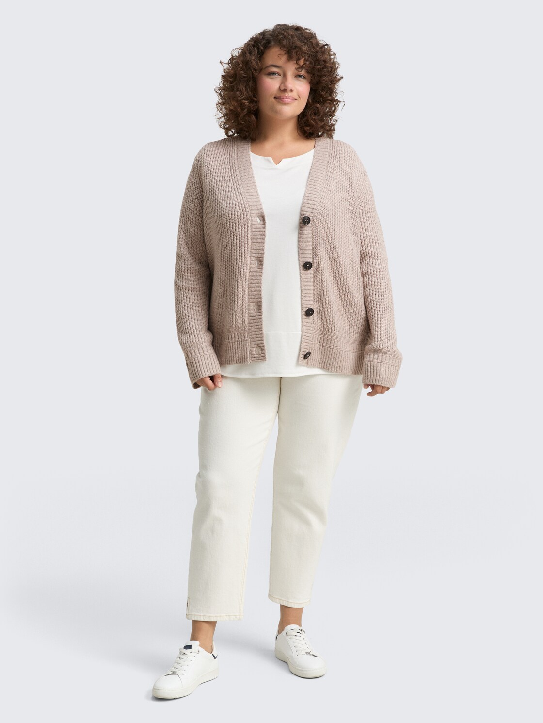 Plus Size - Ripp Cardigan mit V-Ausschnitt - soft taupe melange - Model-Vorderansicht