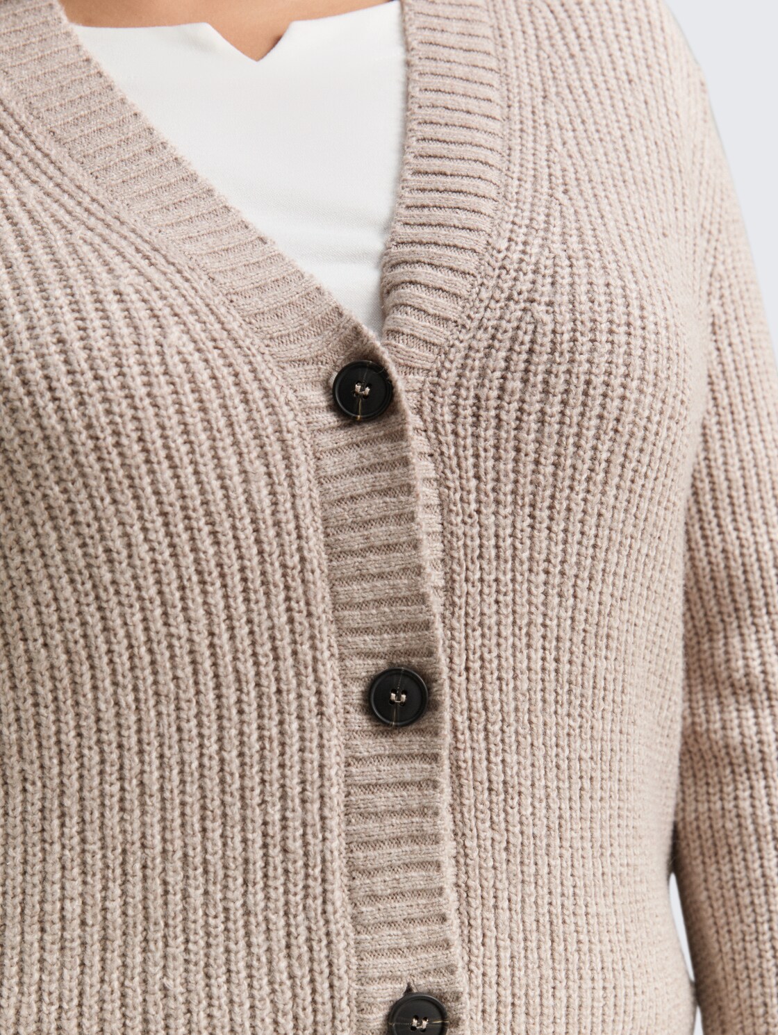 Plus Size - Ripp Cardigan mit V-Ausschnitt - soft taupe melange - Detail-Model-Ansicht