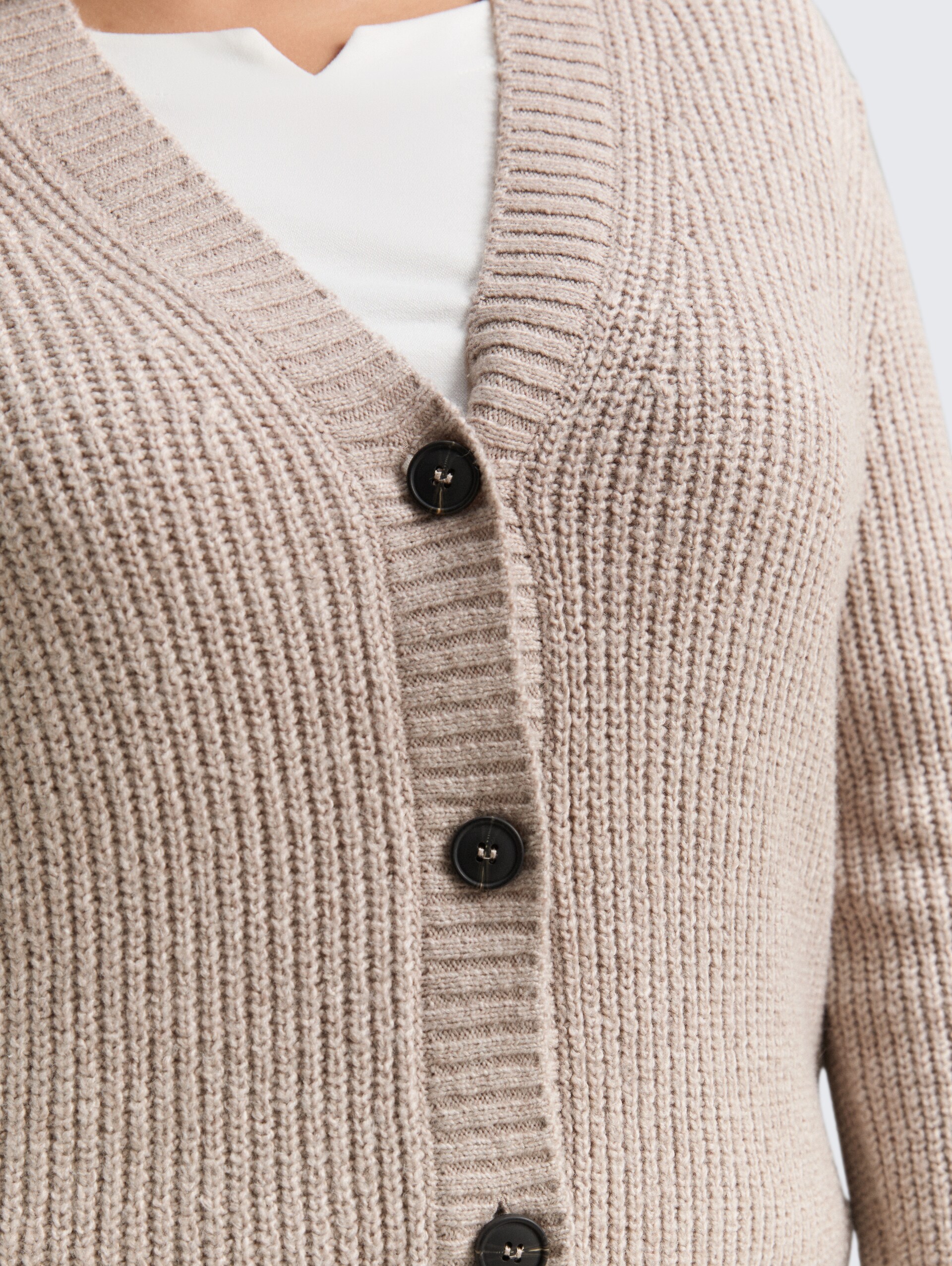 Plus Size - Ripp Cardigan mit V-Ausschnitt - soft taupe melange - Detail-Model-Ansicht