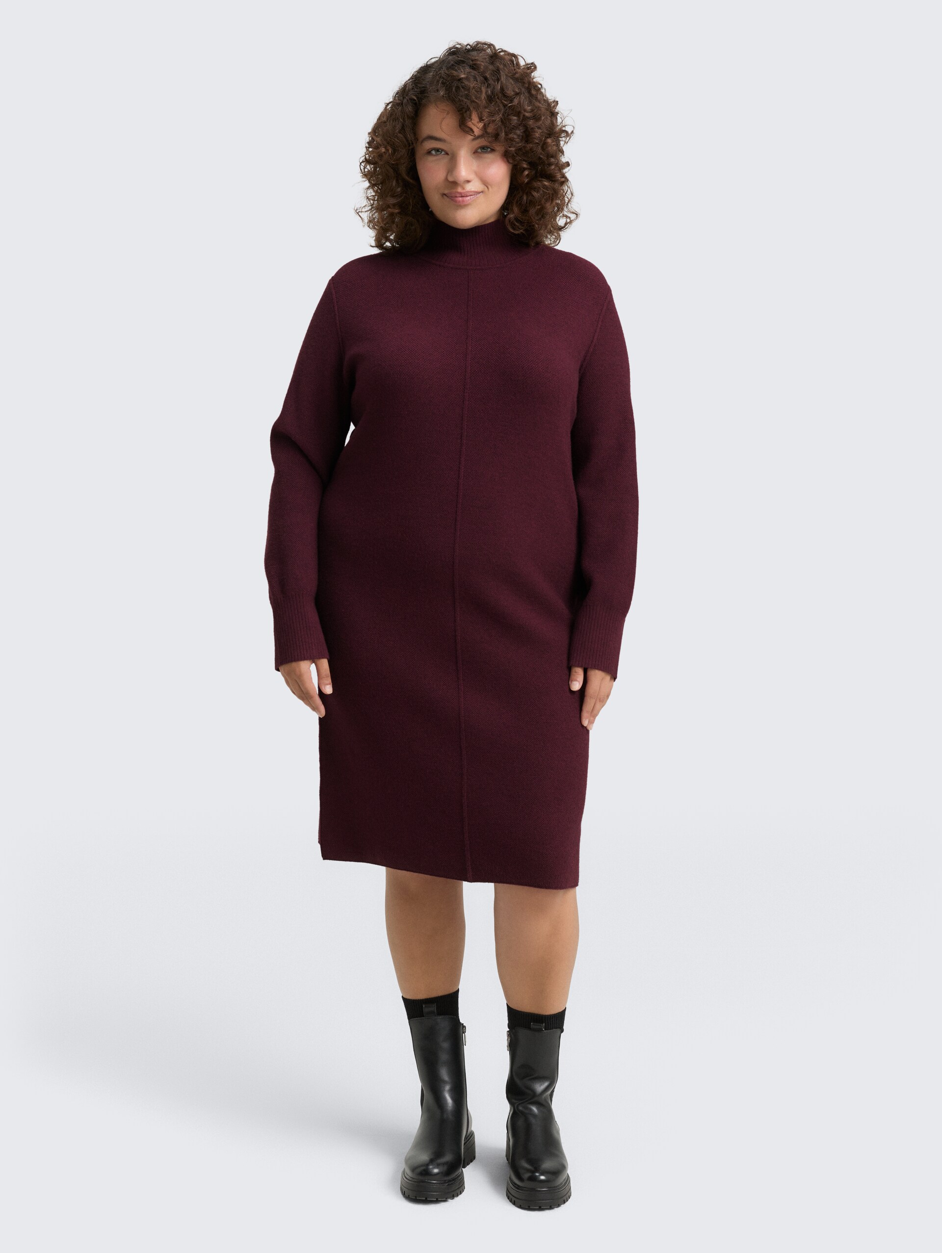 Plus Size - Strickkleid mit Stehkragen - Dark Red Mélange - Model-Vorderansicht