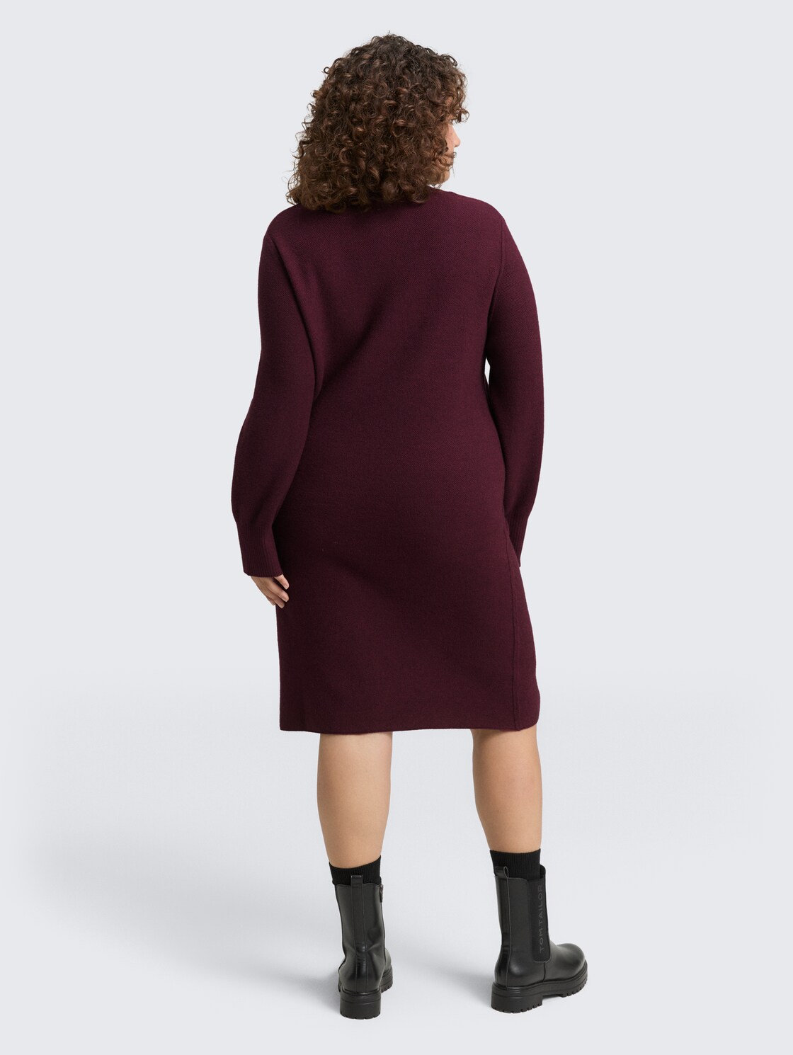 Plus Size - Strickkleid mit Stehkragen - Dark Red Mélange - Model-Rückansicht