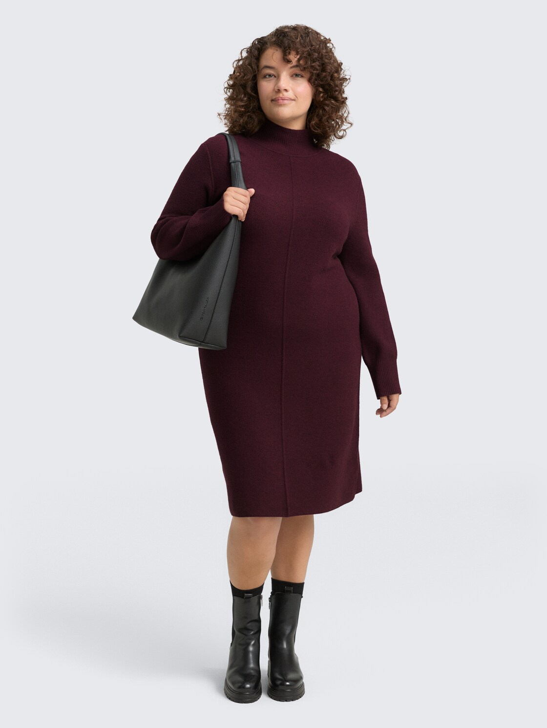 Plus Size - Strickkleid mit Stehkragen - Dark Red Mélange - seitliche Model-Ansicht