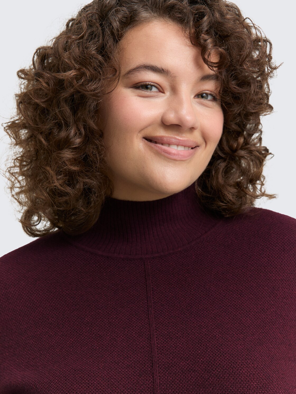 Plus Size - Strickkleid mit Stehkragen - Dark Red Mélange - Detail-Model-Ansicht