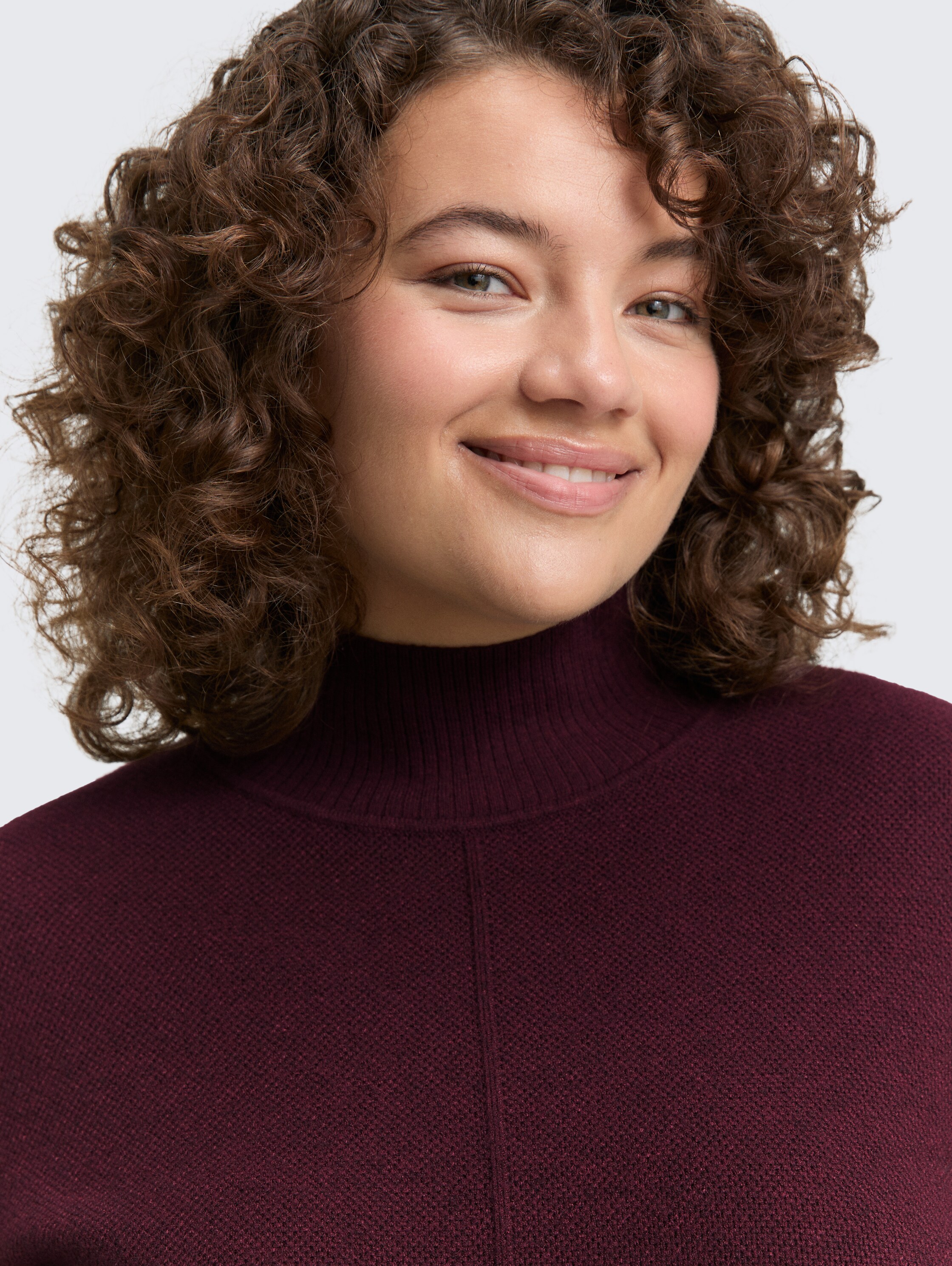 Plus Size - Strickkleid mit Stehkragen - Dark Red Mélange - Detail-Model-Ansicht