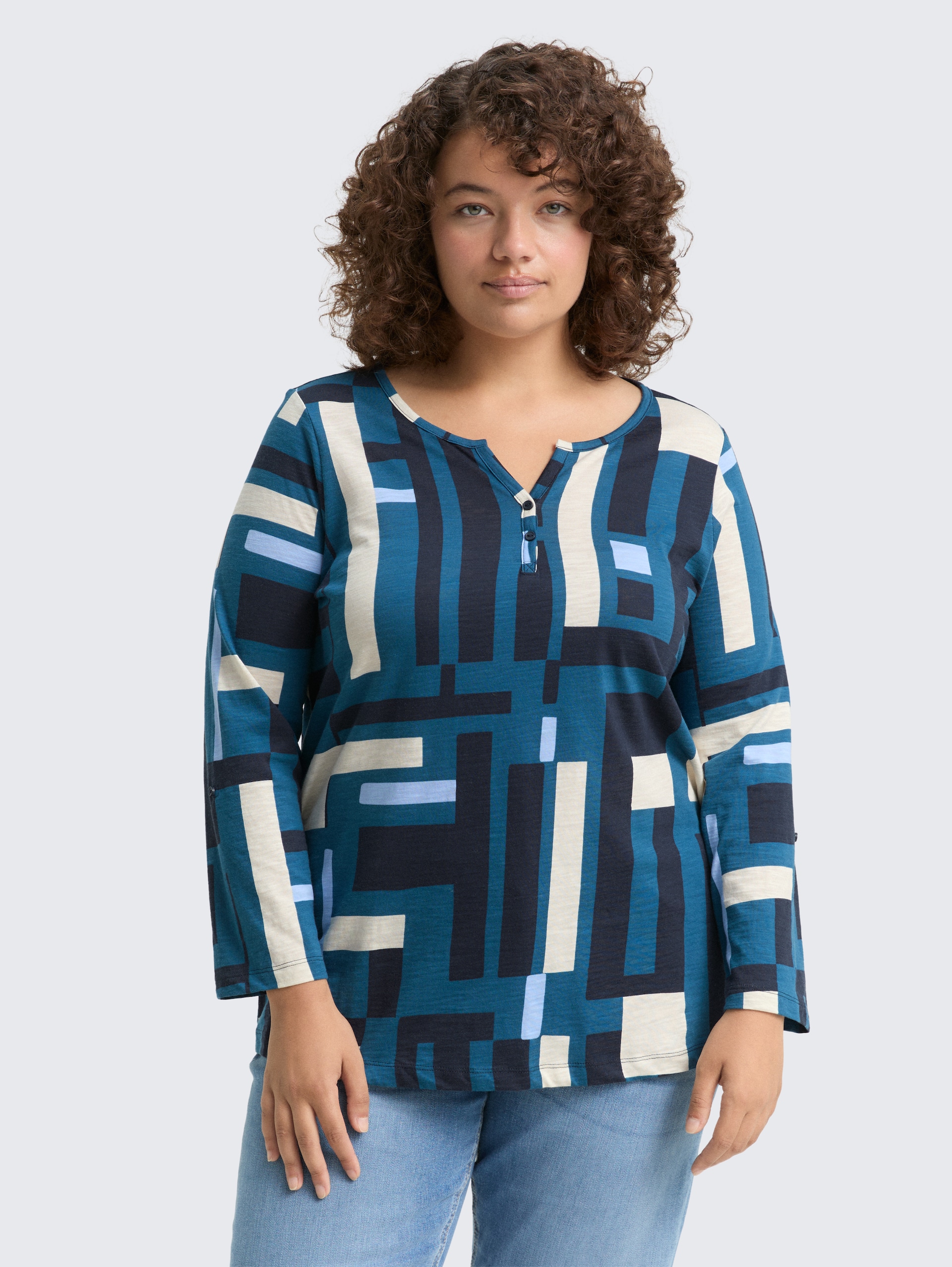Plus Size - Henley Blusenshirt mit Muster - teal geometric design - Ausschnitt Model-Vorderansicht