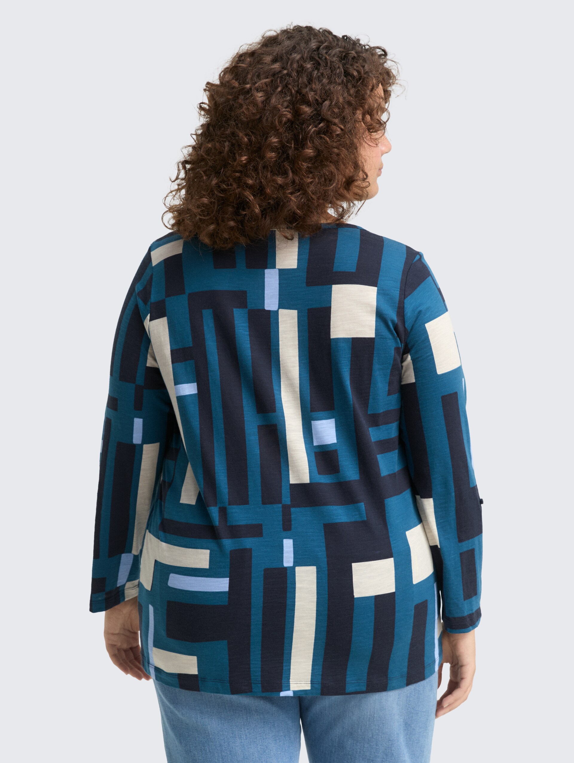Plus Size - Henley Blusenshirt mit Muster - teal geometric design - Auschnitt Model-Rückansicht