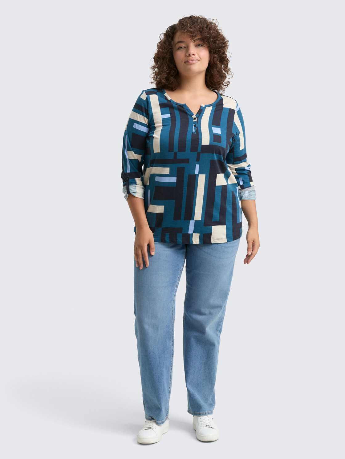 Plus Size - Henley Blusenshirt mit Muster - teal geometric design - Model-Vorderansicht