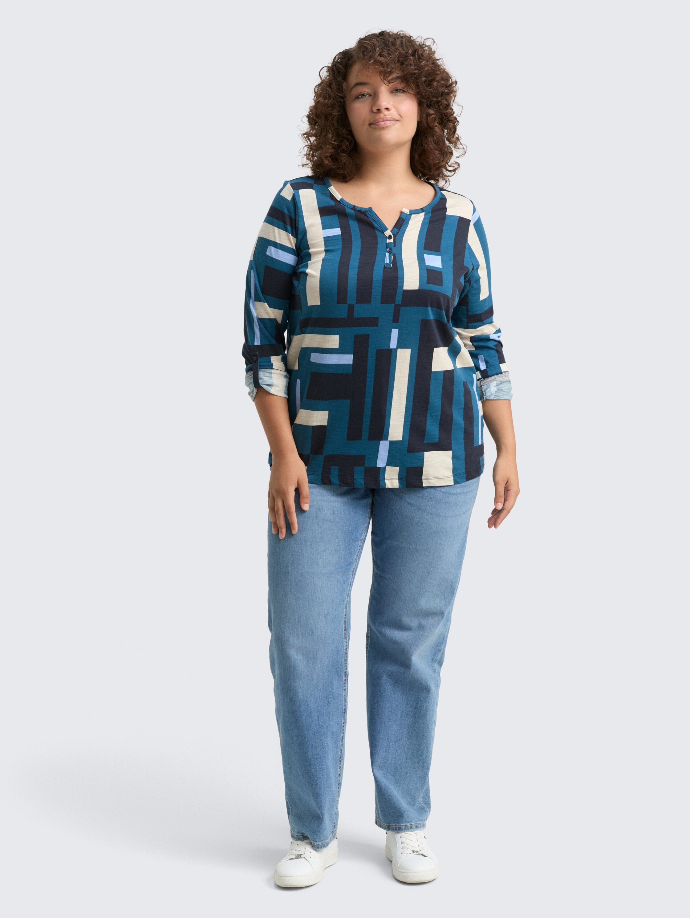 Plus Size - Henley Blusenshirt mit Muster - teal geometric design - Model-Vorderansicht
