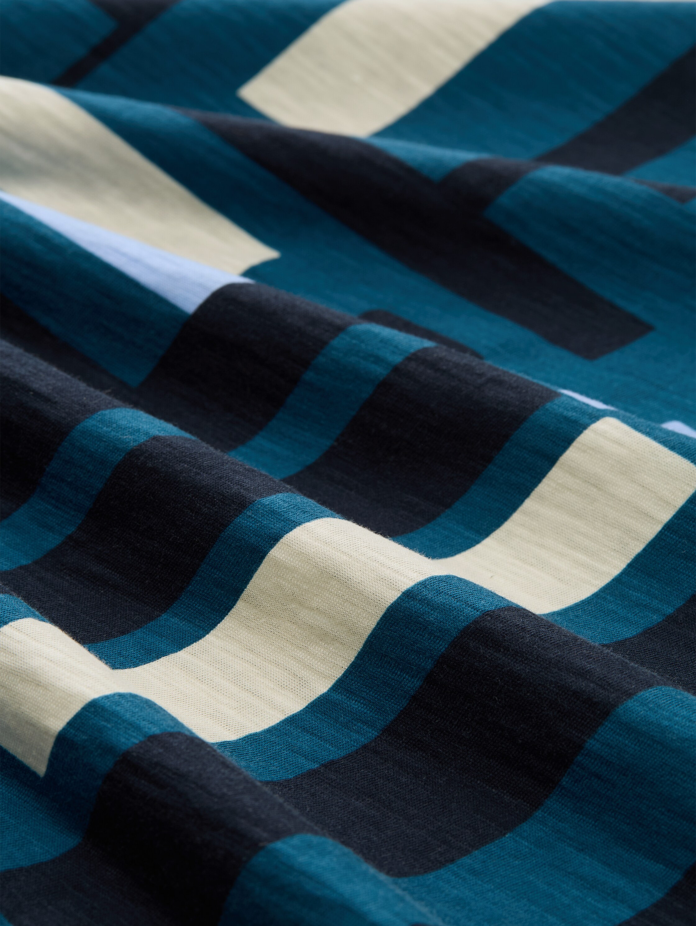 Plus Size - Henley Blusenshirt mit Muster - teal geometric design - Material-Ansicht