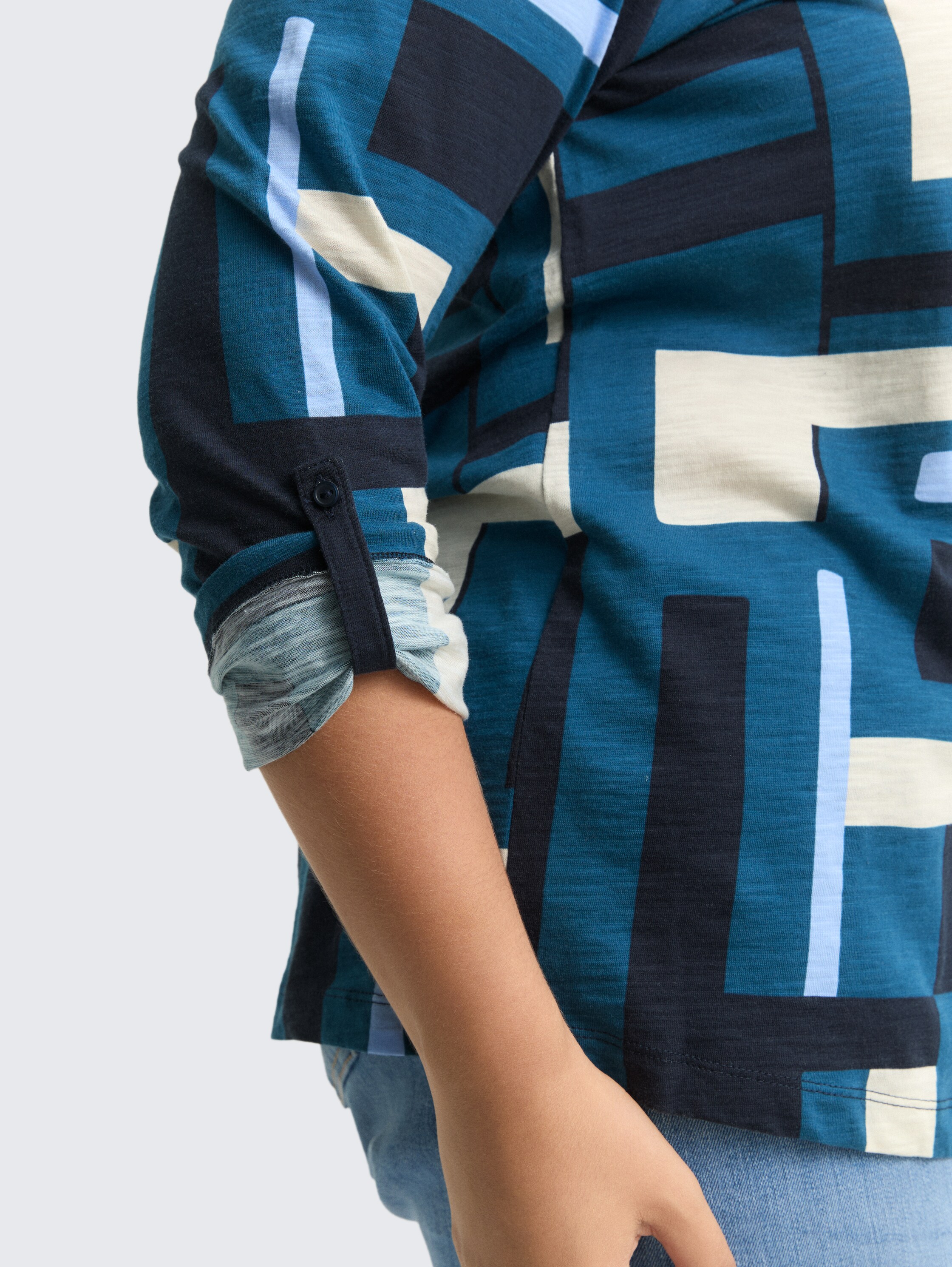 Plus Size - Henley Blusenshirt mit Muster - teal geometric design - Detail-Model-Ansicht