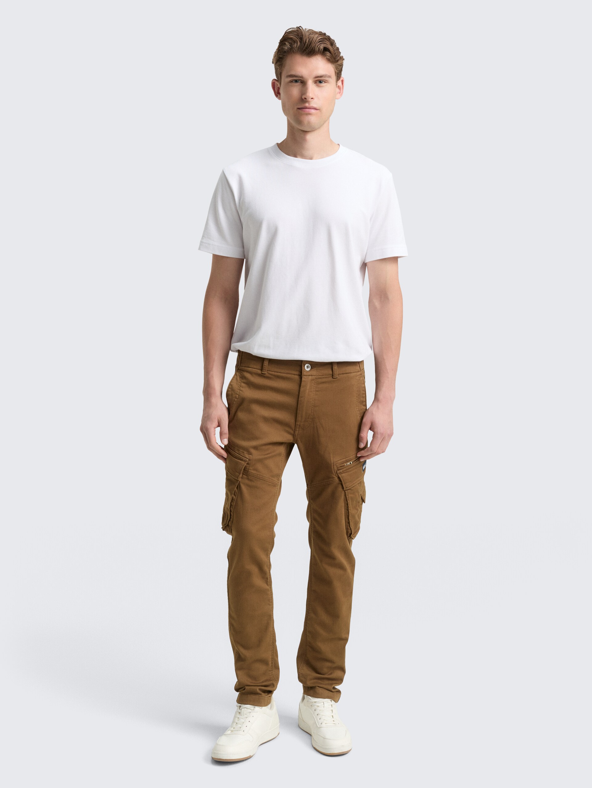 Tapered Cargo Hose mit Stretch - dark palm - Model-Vorderansicht