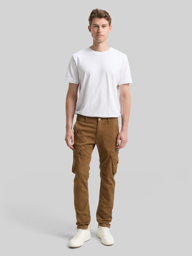 Pantalon cargo fuselé stretch par Men, dark palm