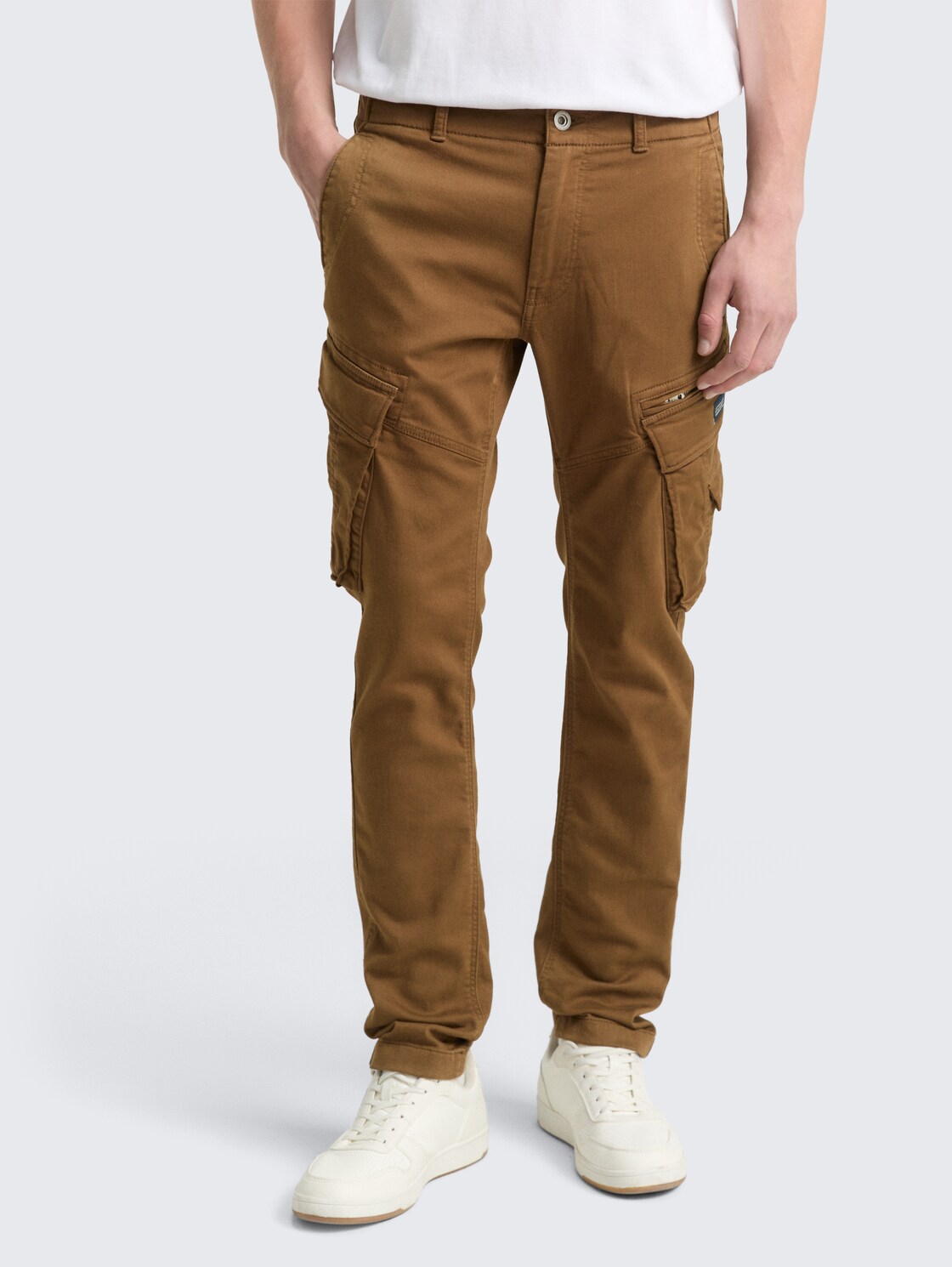 Tapered Cargo Hose mit Stretch - dark palm - Ausschnitt Model-Vorderansicht