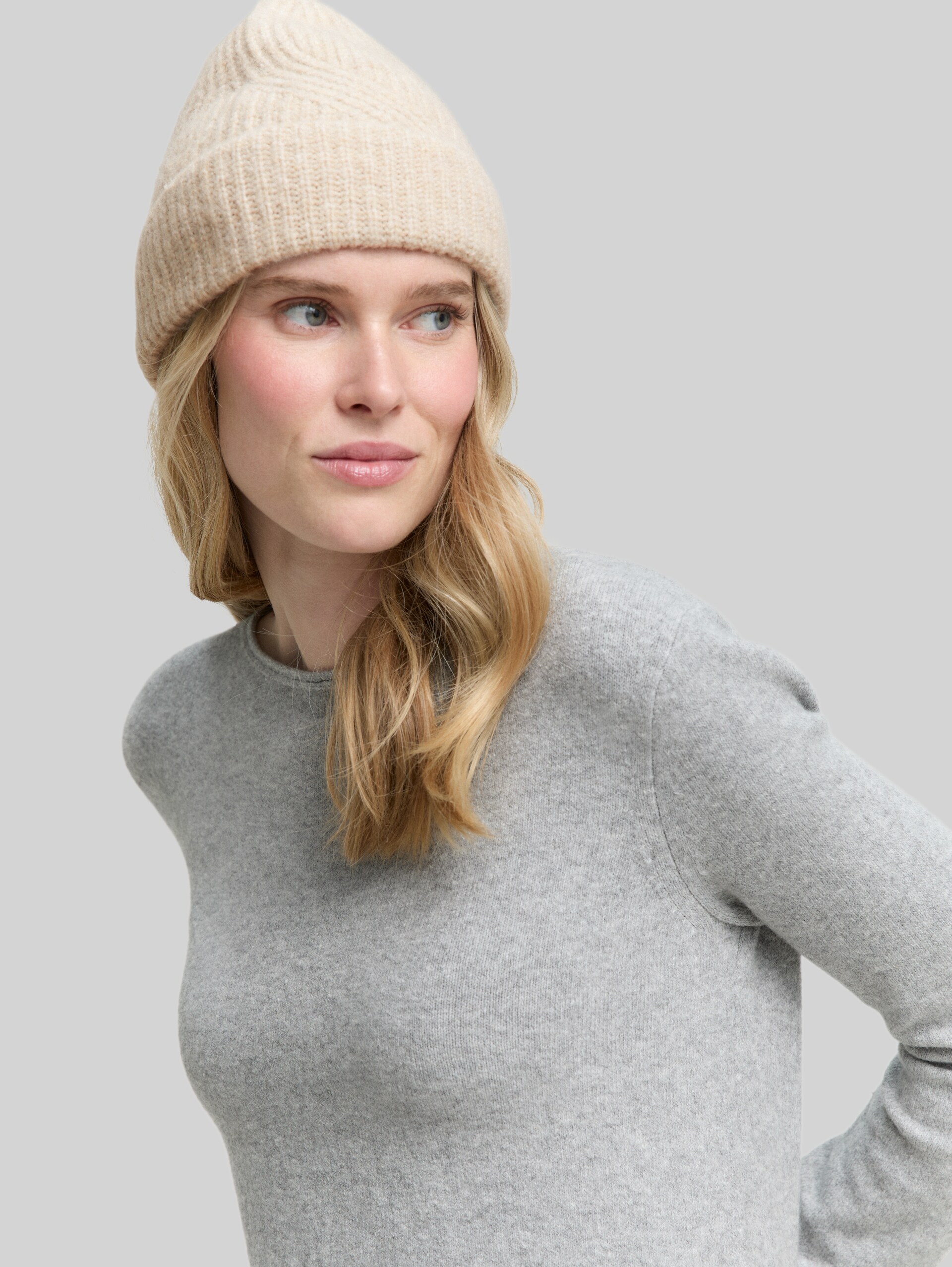 Beanie Mütze - sand stone beige melange - Ausschnitt Model-Vorderansicht