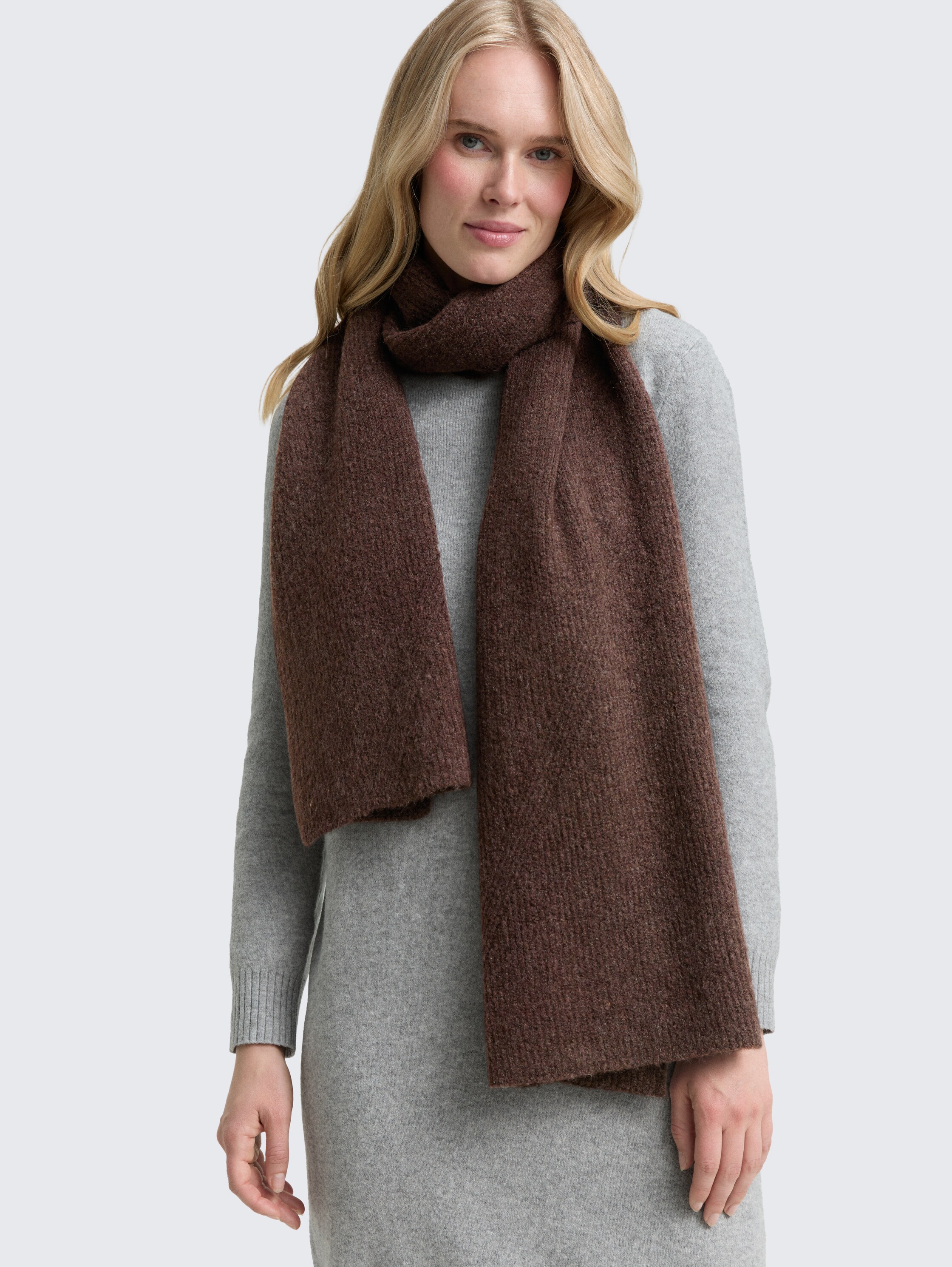 Cosy Schal - dark oak brown melange - Ausschnitt Model-Vorderansicht