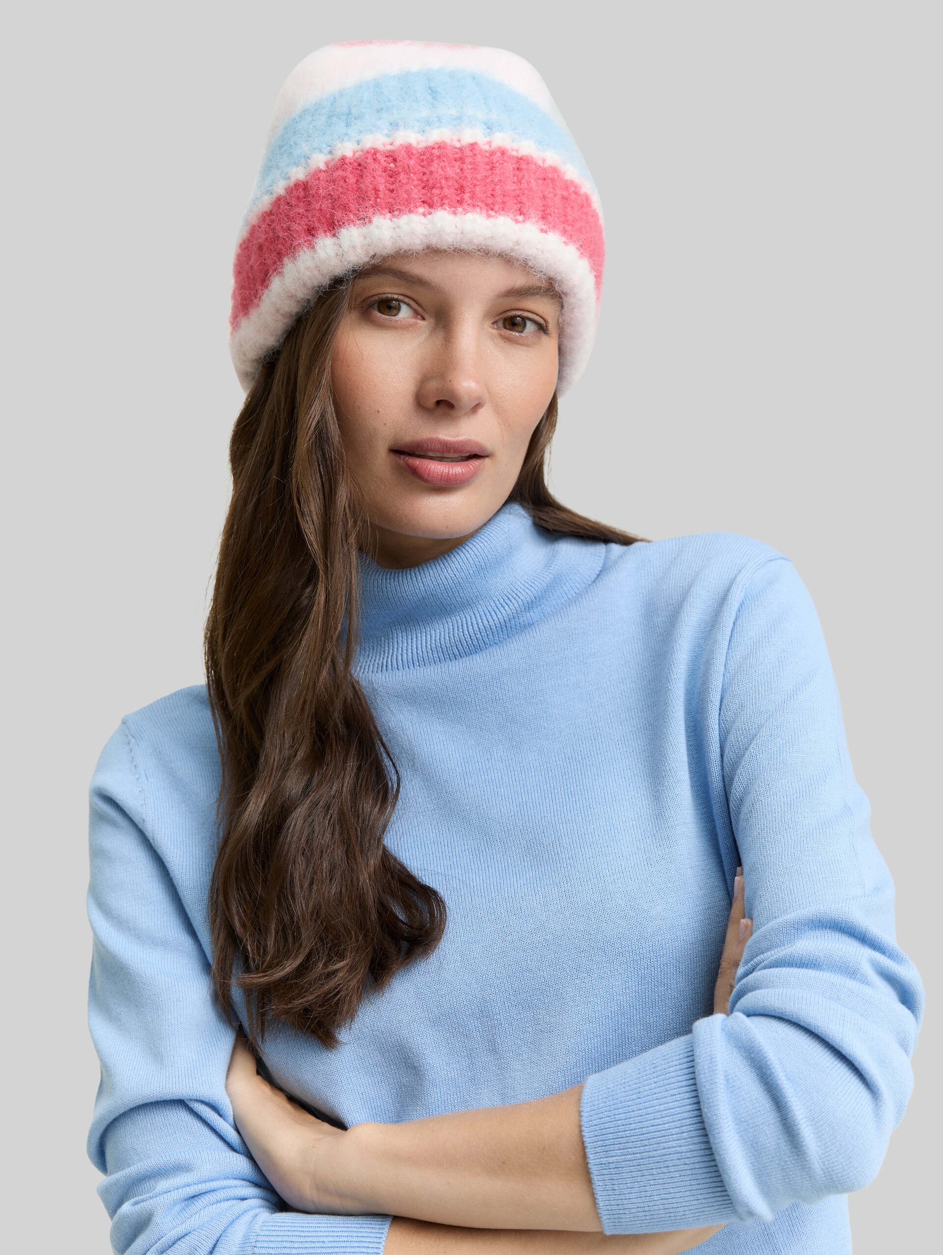Beanie Mütze mit Streifenmuster - pink blue knit stripe - Ausschnitt Model-Vorderansicht