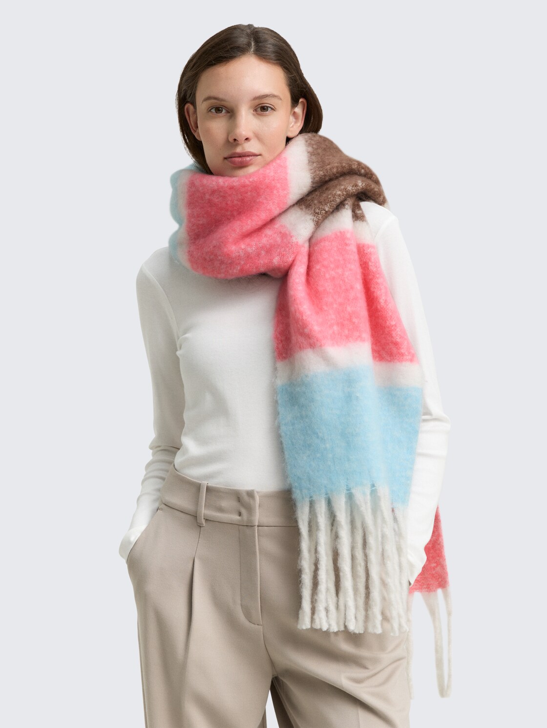 Schal mit Streifenmuster - pink blue stripe design - Ausschnitt Model-Vorderansicht
