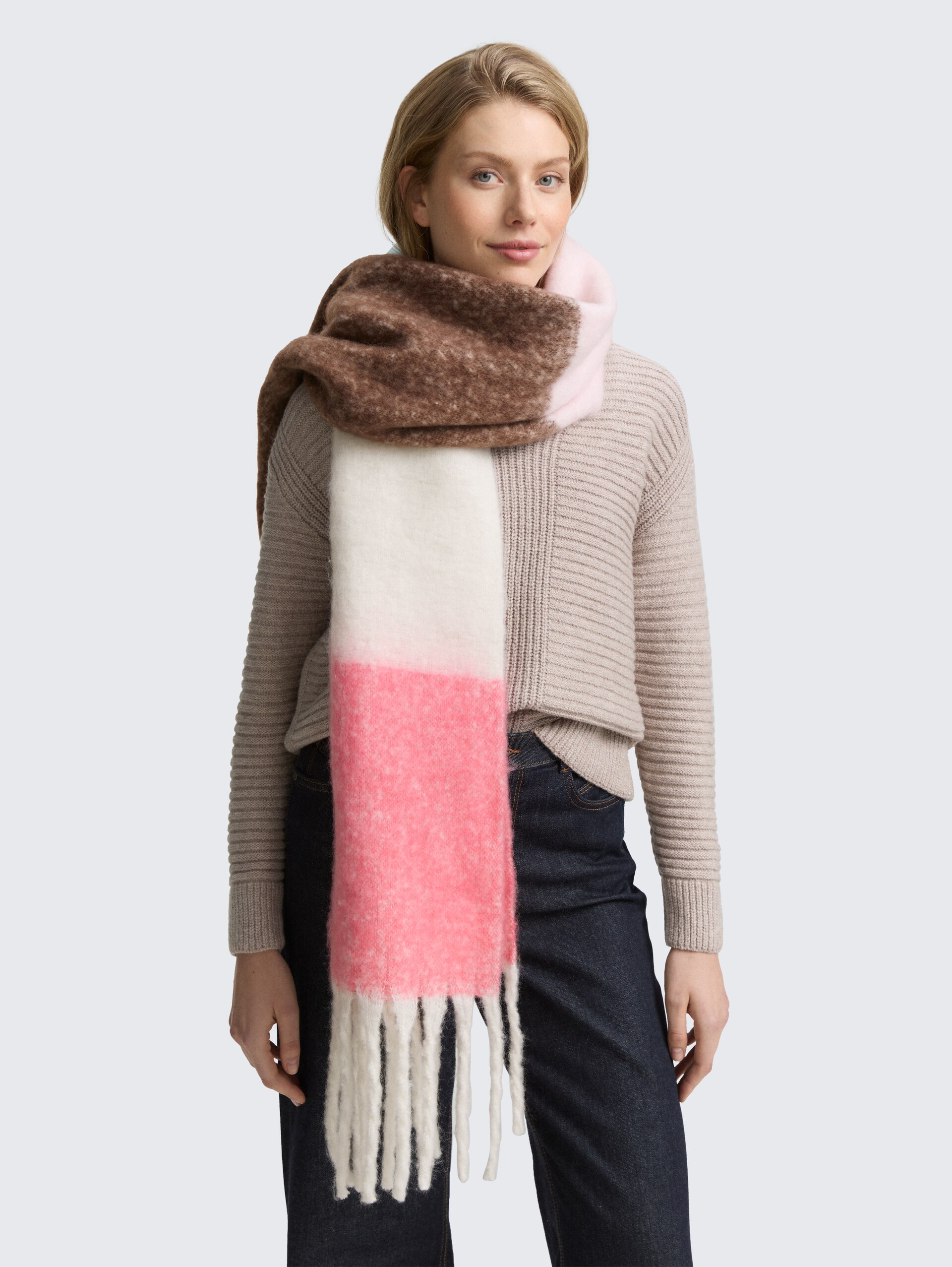 Schal mit Streifenmuster - pink blue offwhite stripe - Ausschnitt Model-Vorderansicht