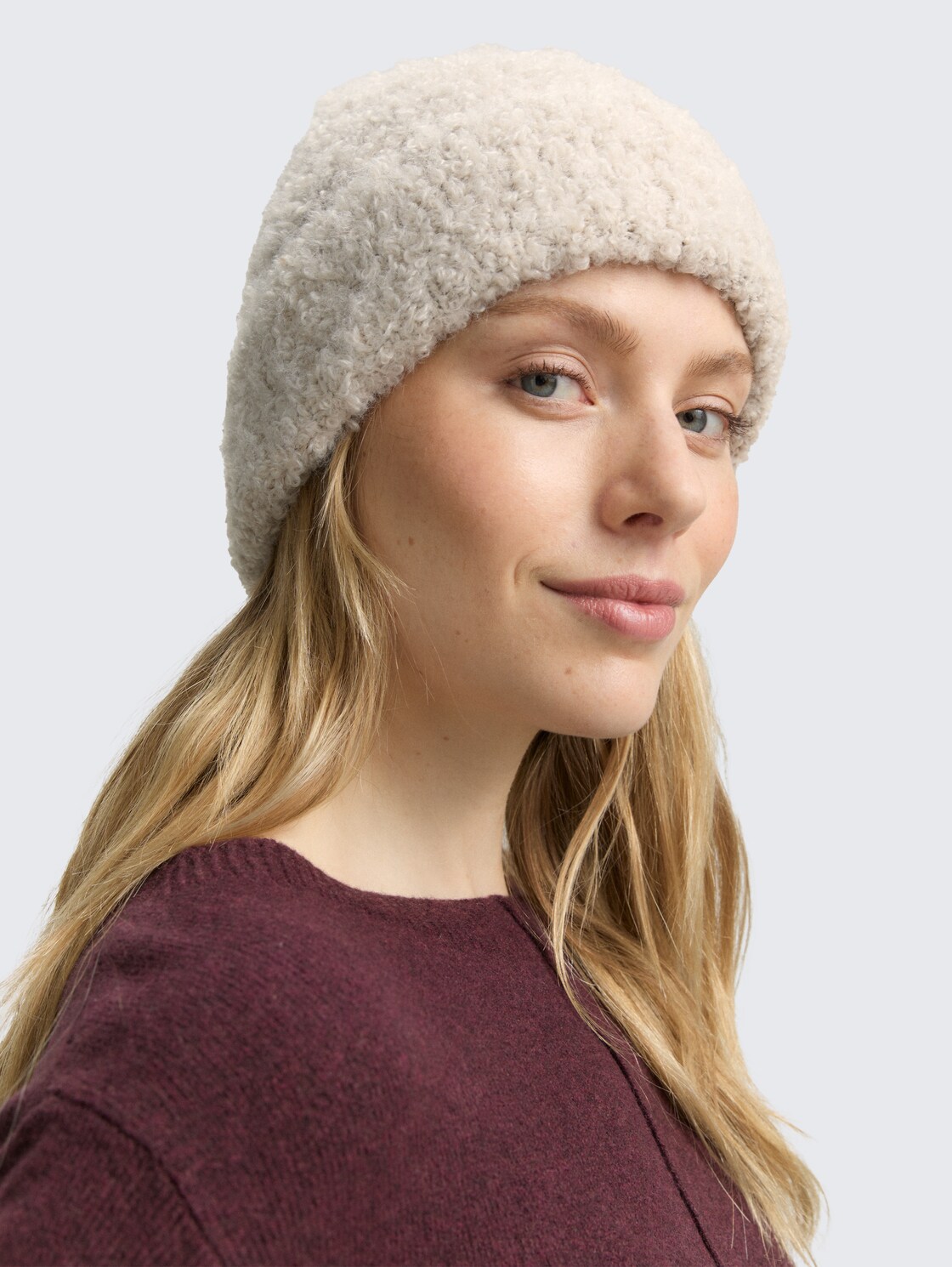 Bouclé Beanie Mütze - sand stone beige melange - Ausschnitt Model-Vorderansicht
