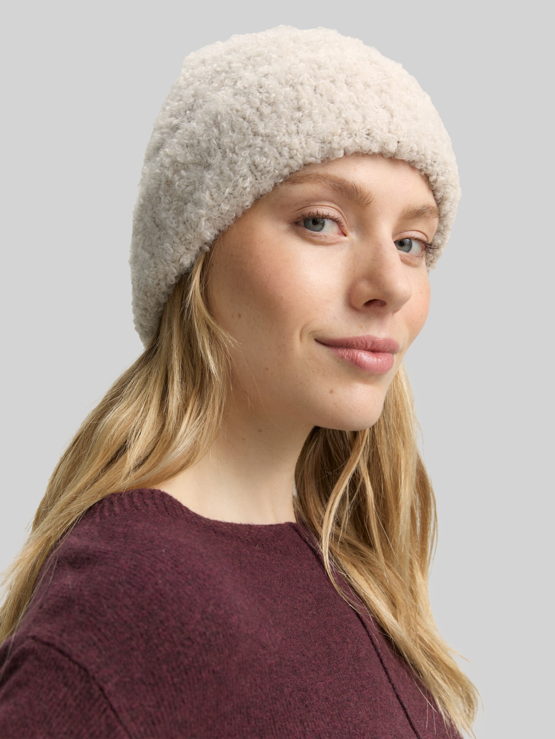 Bouclé beanie hat - sand stone beige melange - Neckline model front view