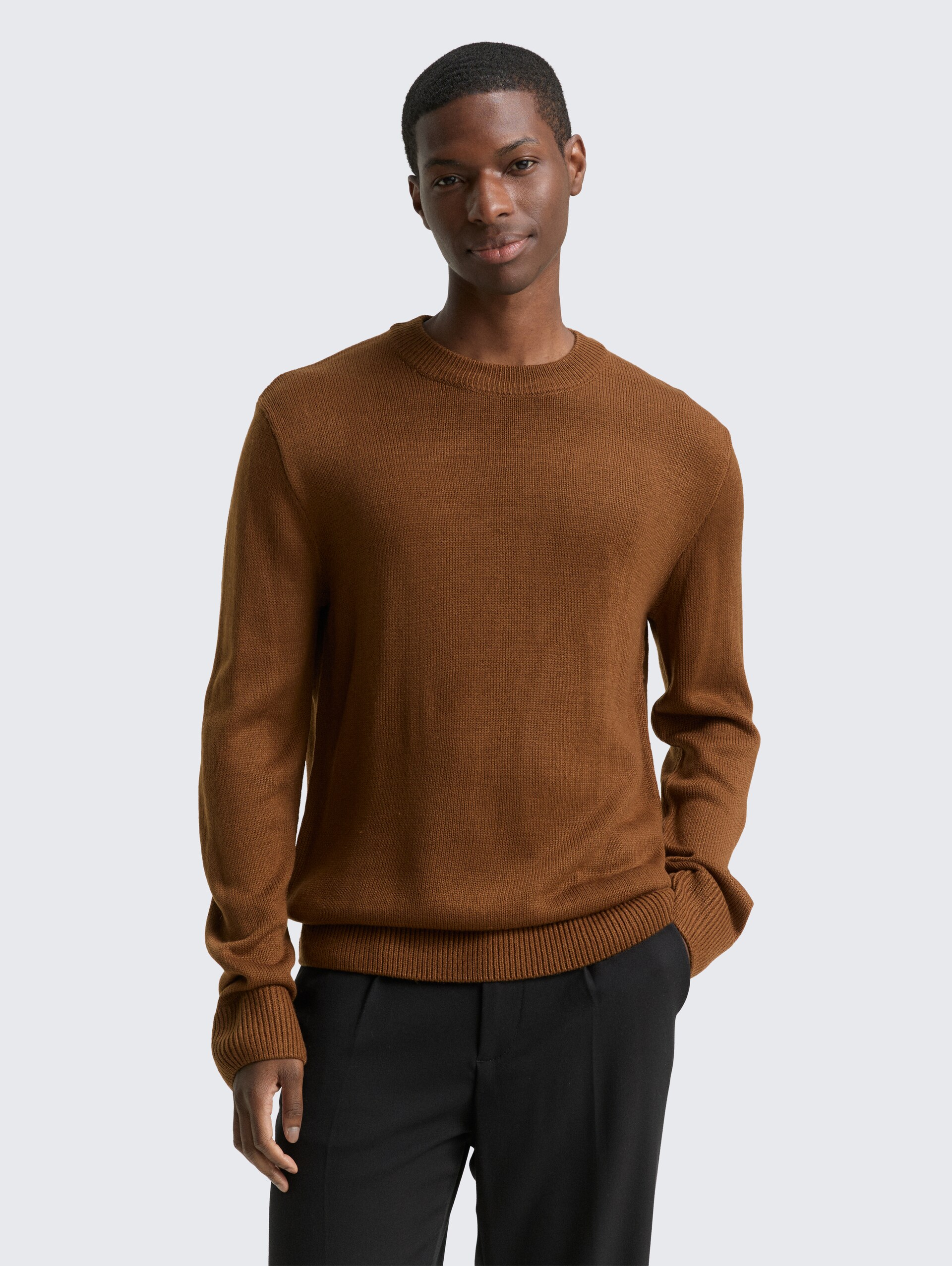 Strickpullover mit Rundhalsausschnitt - Golden Clay - Ausschnitt Model-Vorderansicht