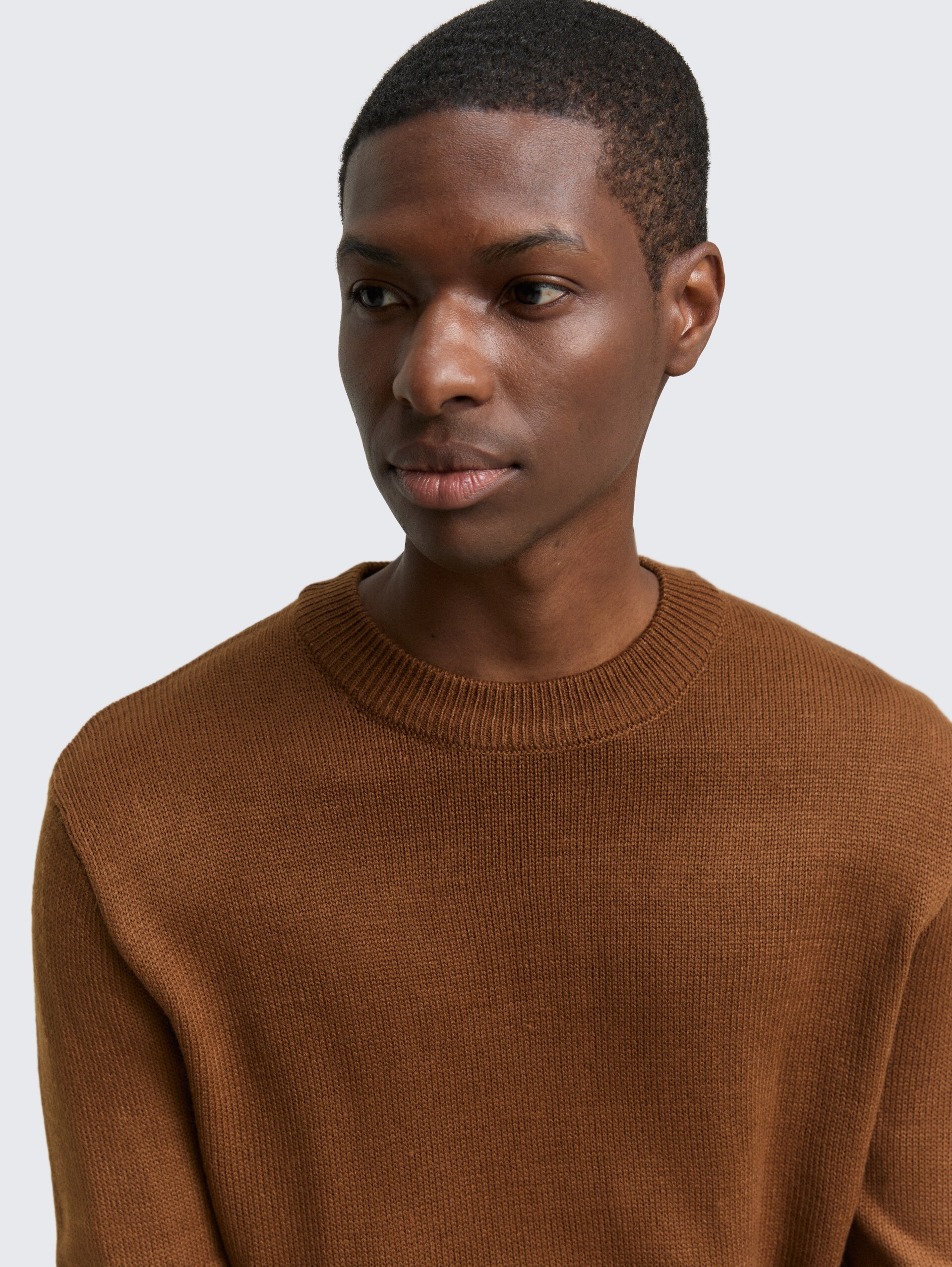 Strickpullover mit Rundhalsausschnitt - Golden Clay - Detail-Model-Ansicht