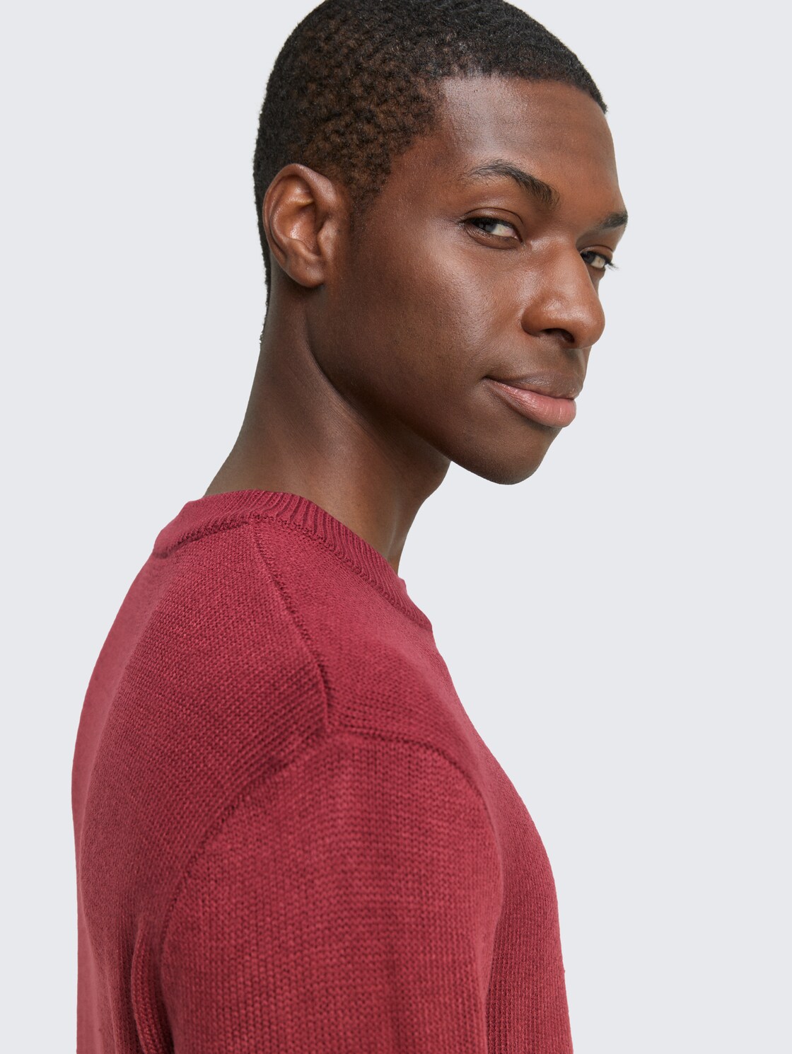 Strickpullover mit Rundhalsausschnitt - burnt russet - Detail-Model-Ansicht