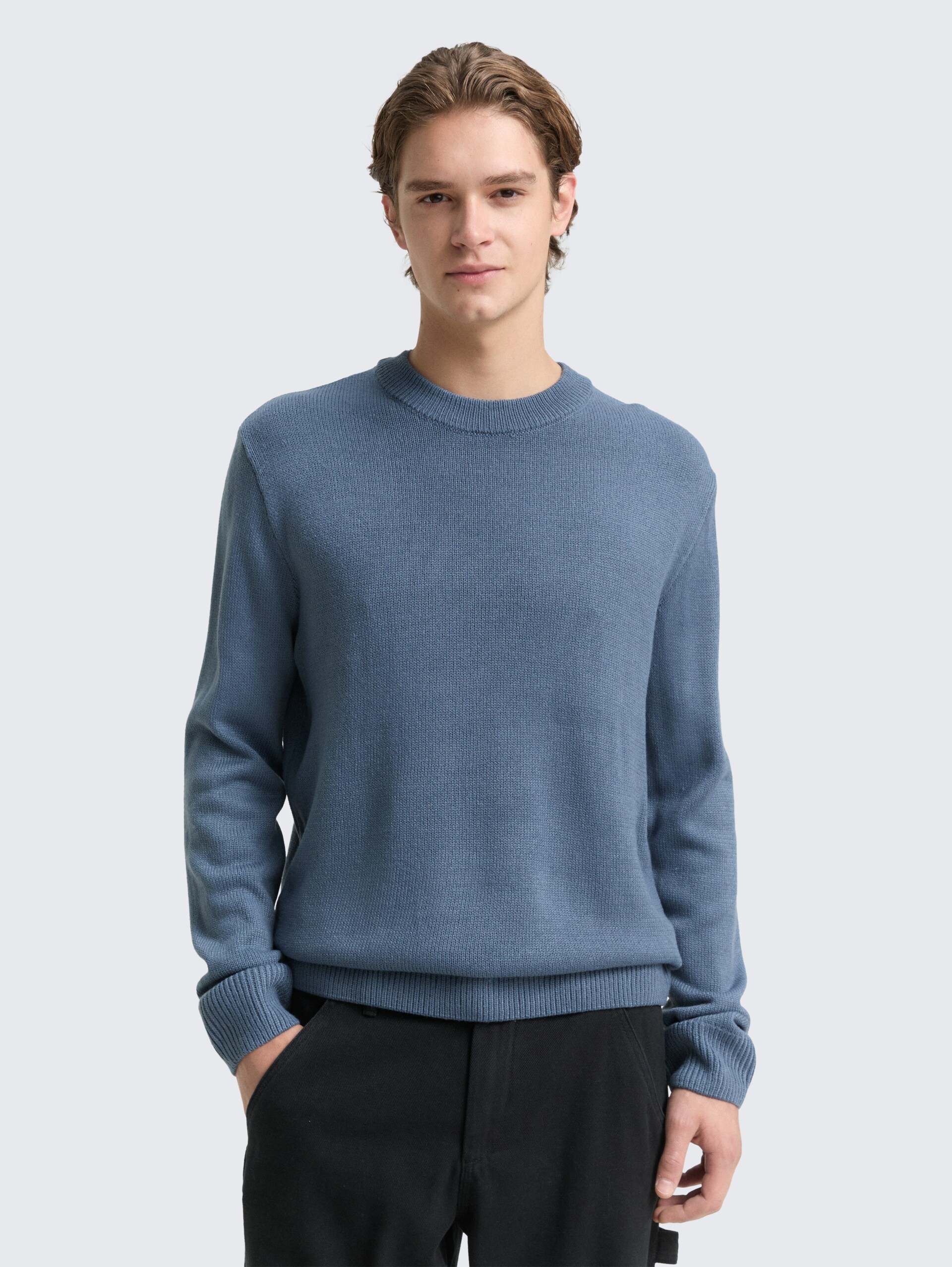 Strickpullover mit Rundhalsausschnitt - dusty denim blue - Ausschnitt Model-Vorderansicht