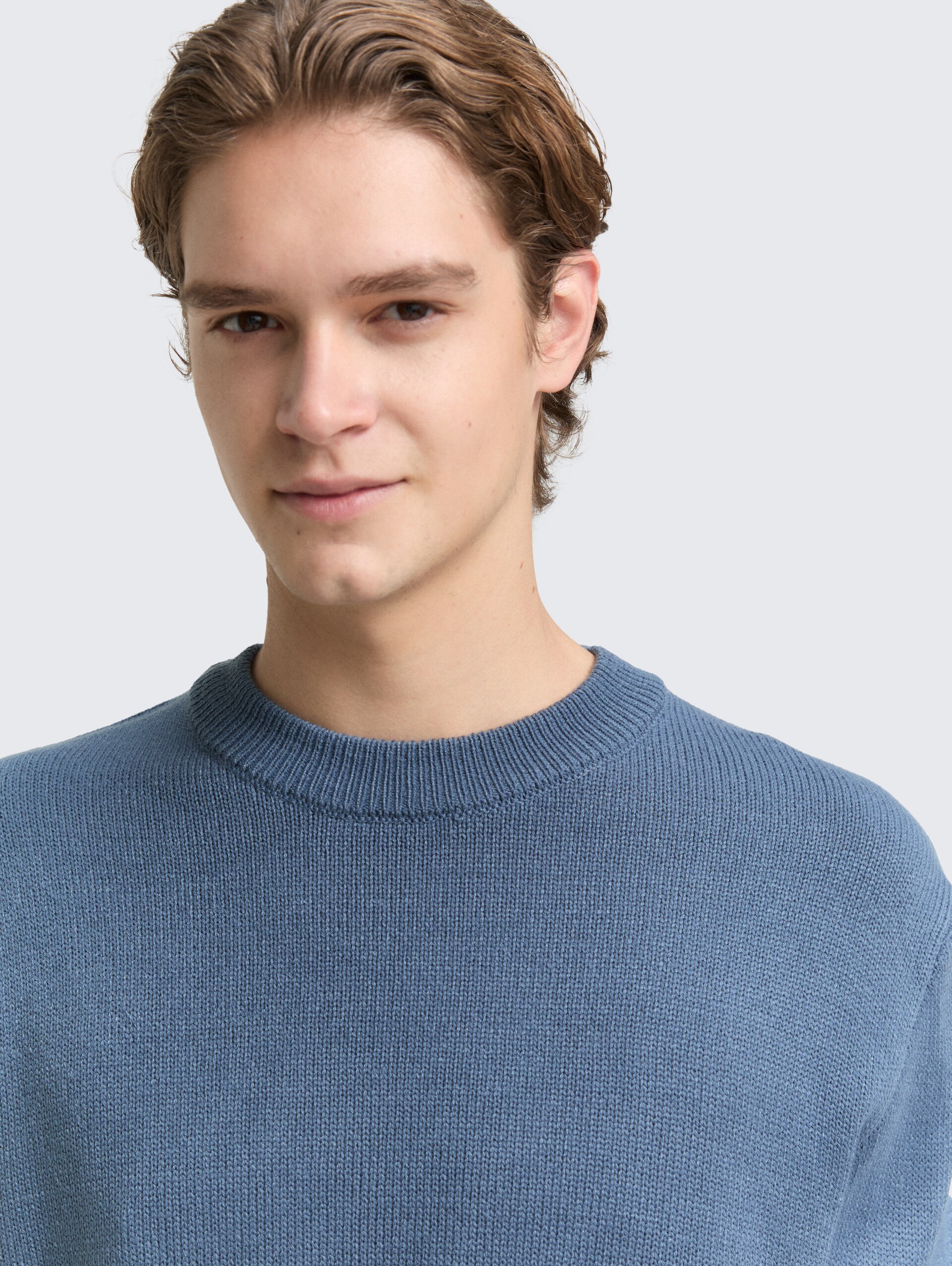 Strickpullover mit Rundhalsausschnitt - dusty denim blue - Detail-Model-Ansicht