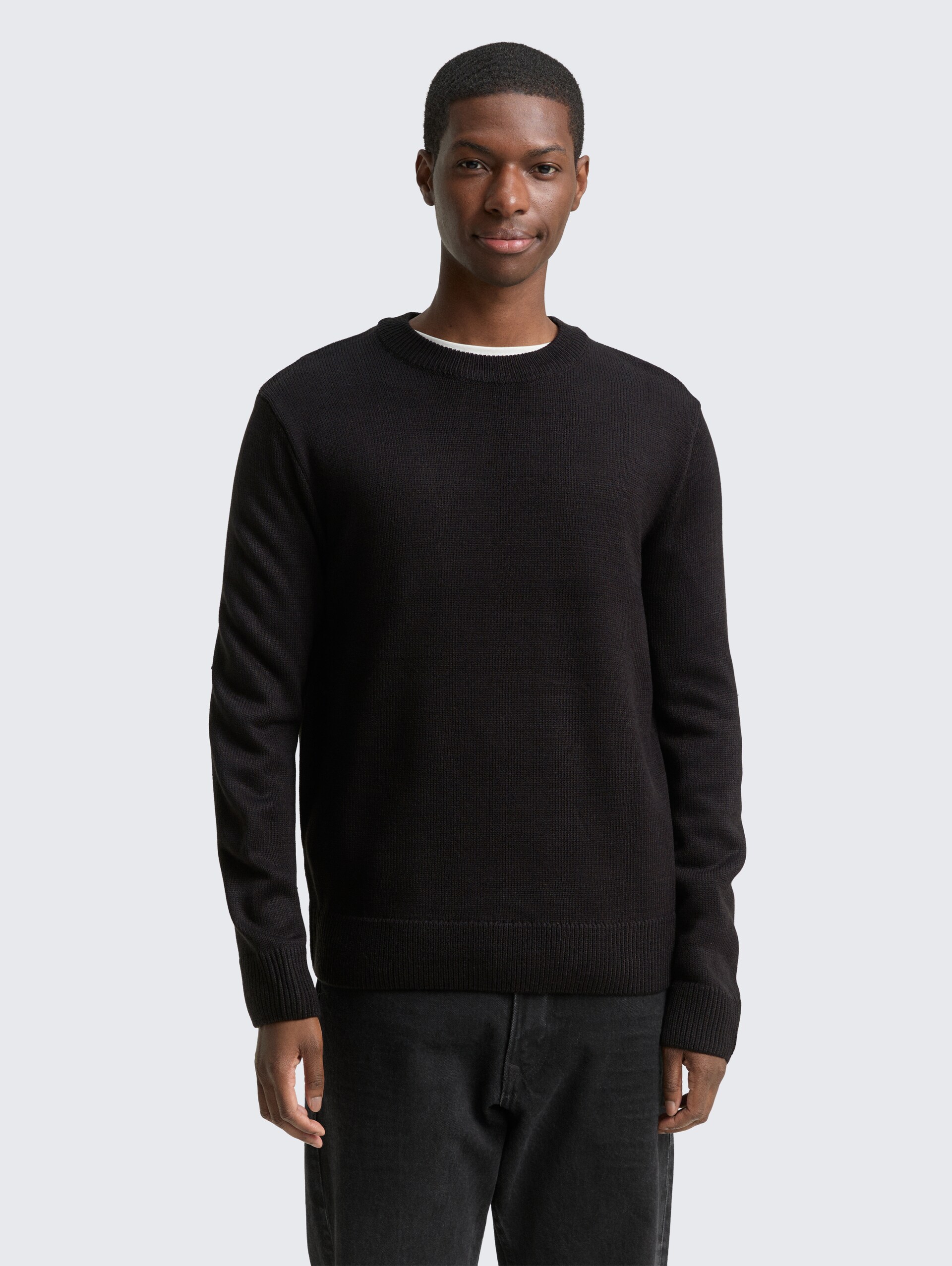 Strickpullover mit Rundhalsausschnitt - Black - Ausschnitt Model-Vorderansicht