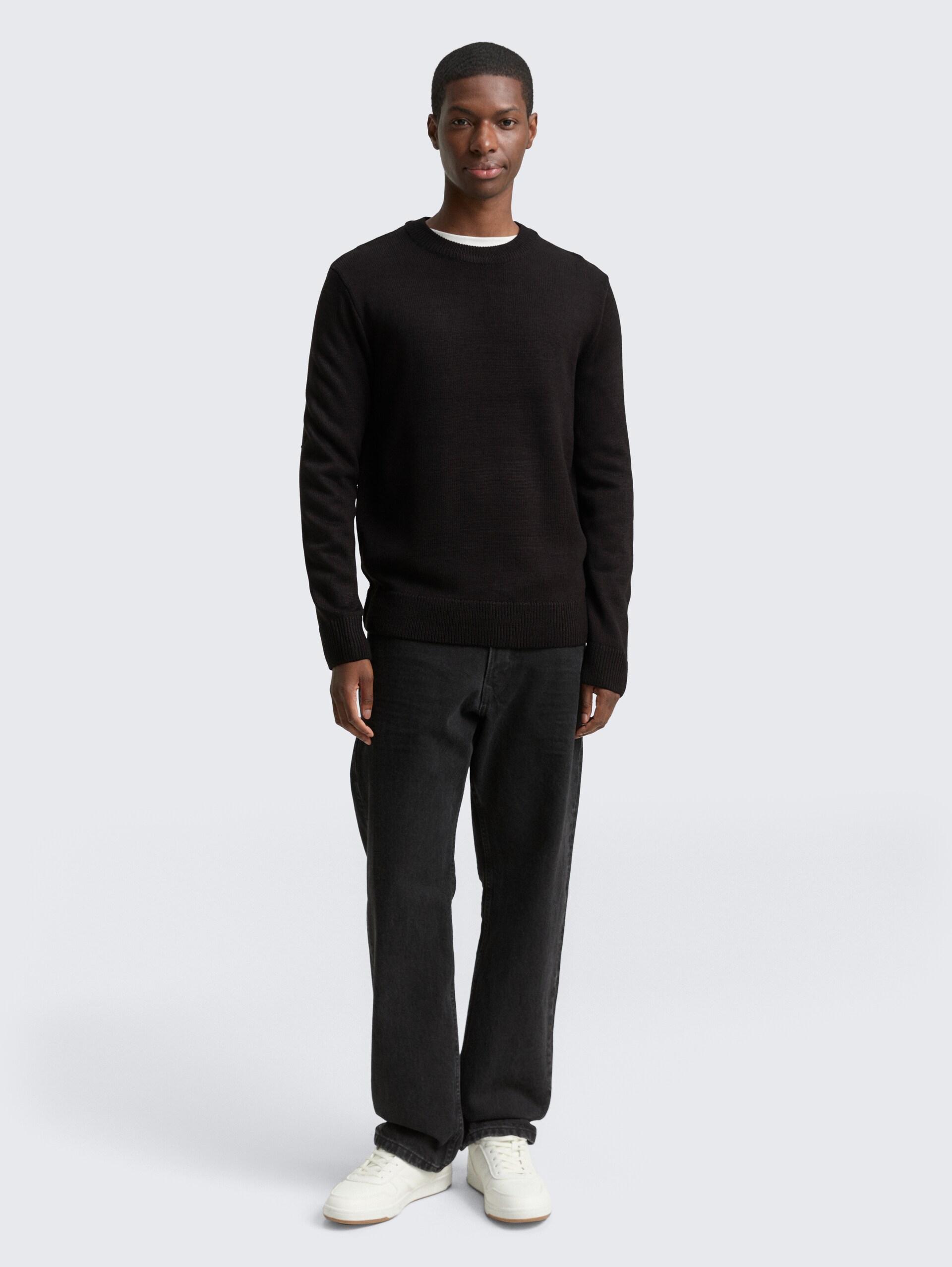 Strickpullover mit Rundhalsausschnitt - Black - Model-Vorderansicht