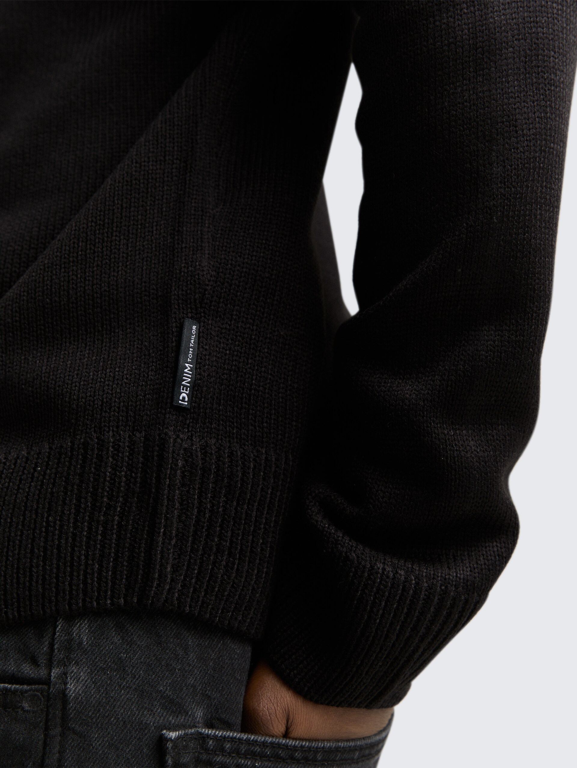 Strickpullover mit Rundhalsausschnitt - Black - Detail-Model-Ansicht