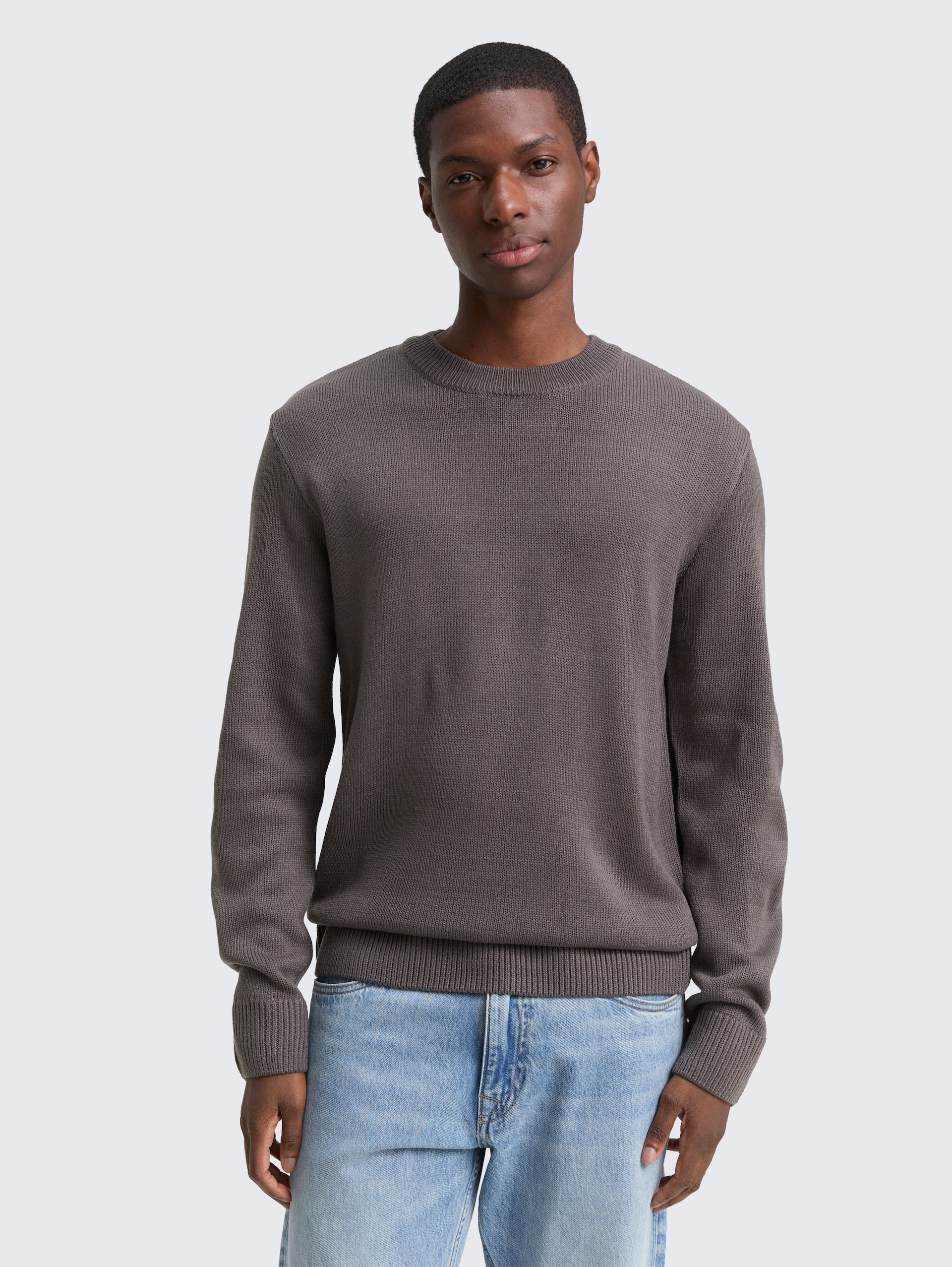 Strickpullover mit Rundhalsausschnitt - classic mid grey - Ausschnitt Model-Vorderansicht