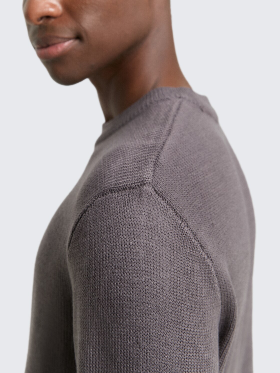 Strickpullover mit Rundhalsausschnitt - classic mid grey - Detail-Model-Ansicht