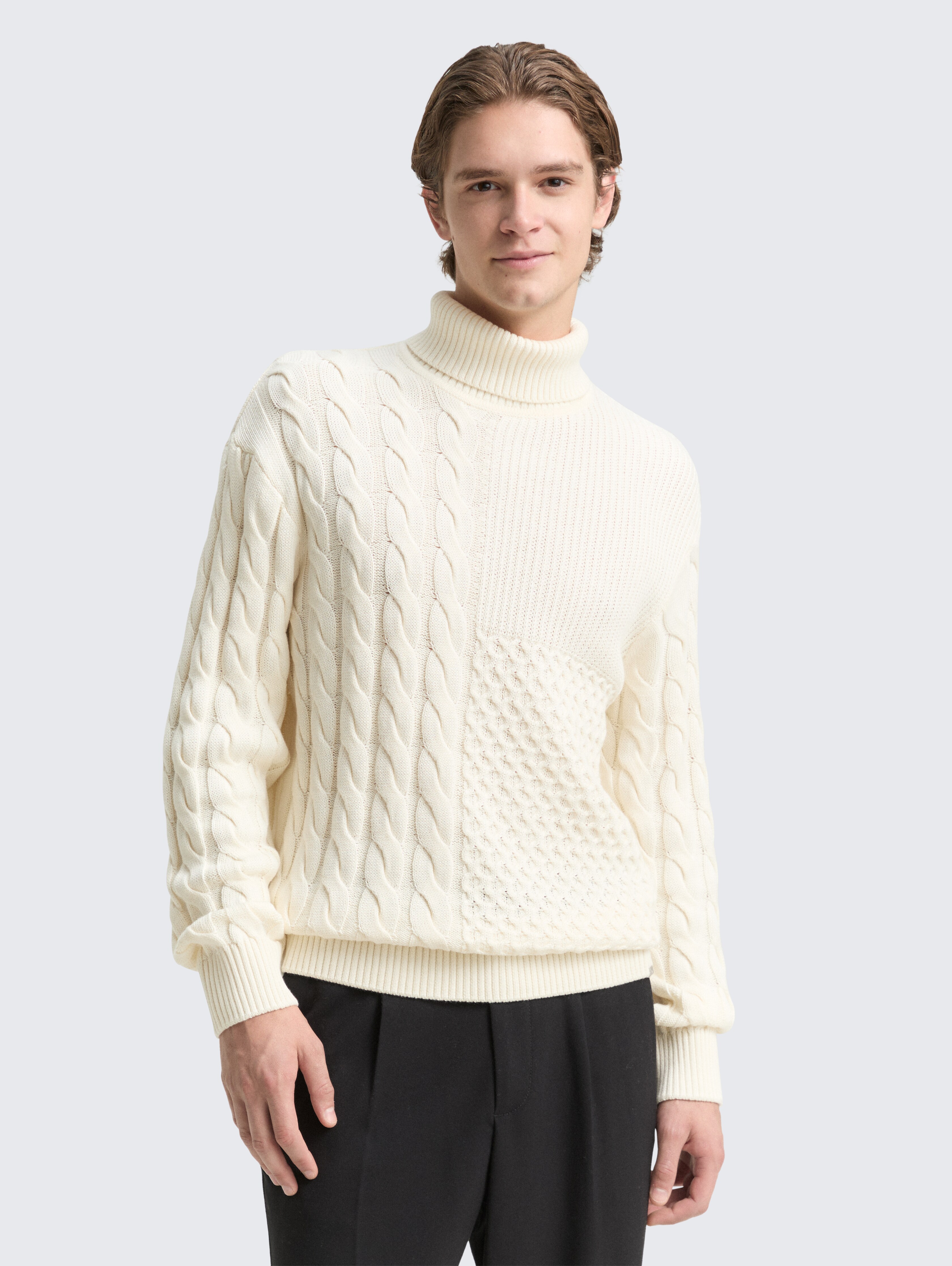Relaxed Fit Rollkragenpullover mit Zopfmuster von Denim Male, Wool White
