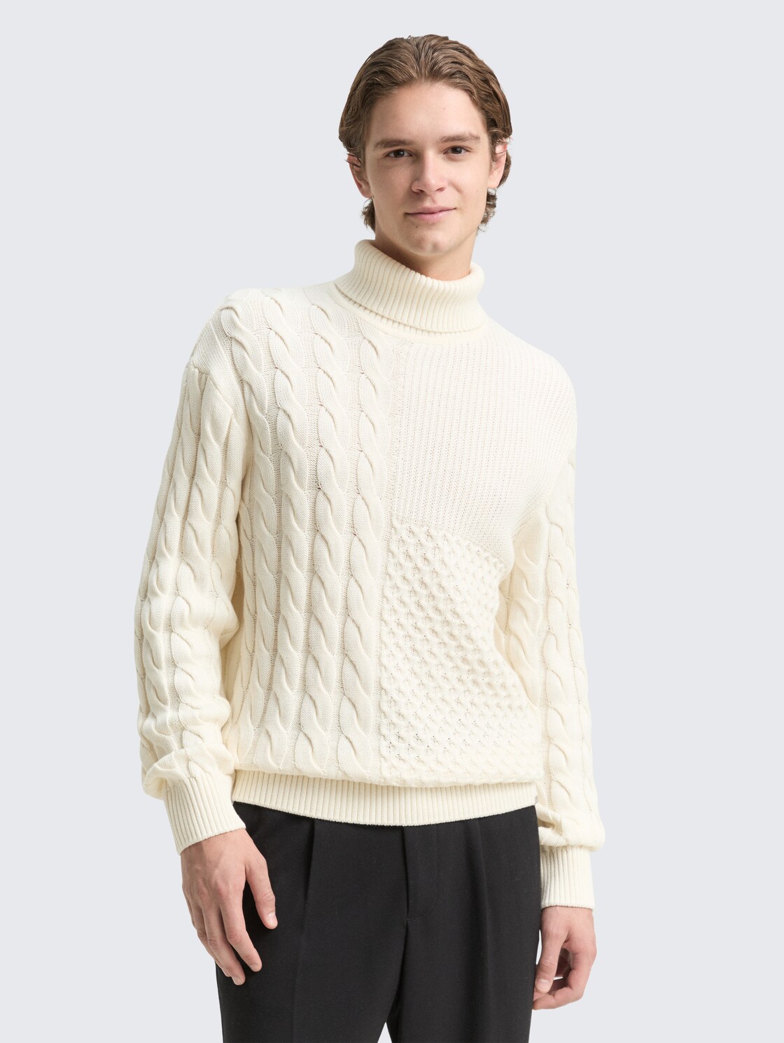 Relaxed Fit Rollkragenpullover mit Zopfmuster - Wool White - Ausschnitt Model-Vorderansicht