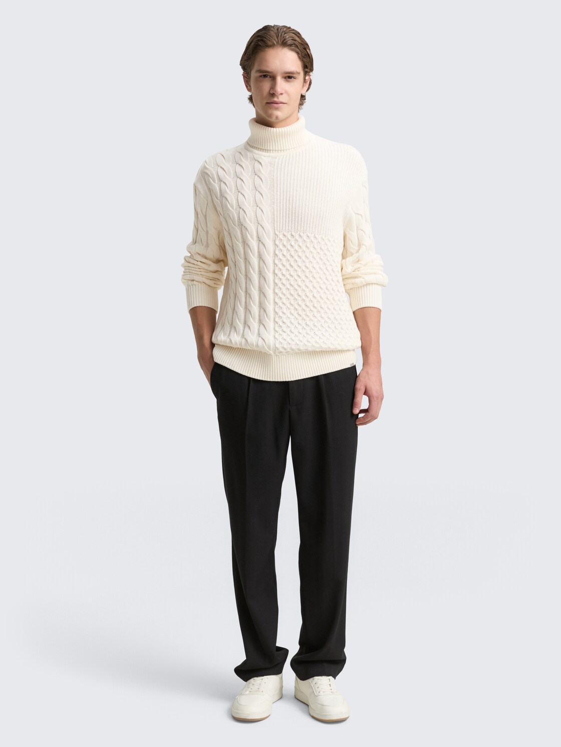 Relaxed Fit Rollkragenpullover mit Zopfmuster - Wool White - Model-Vorderansicht