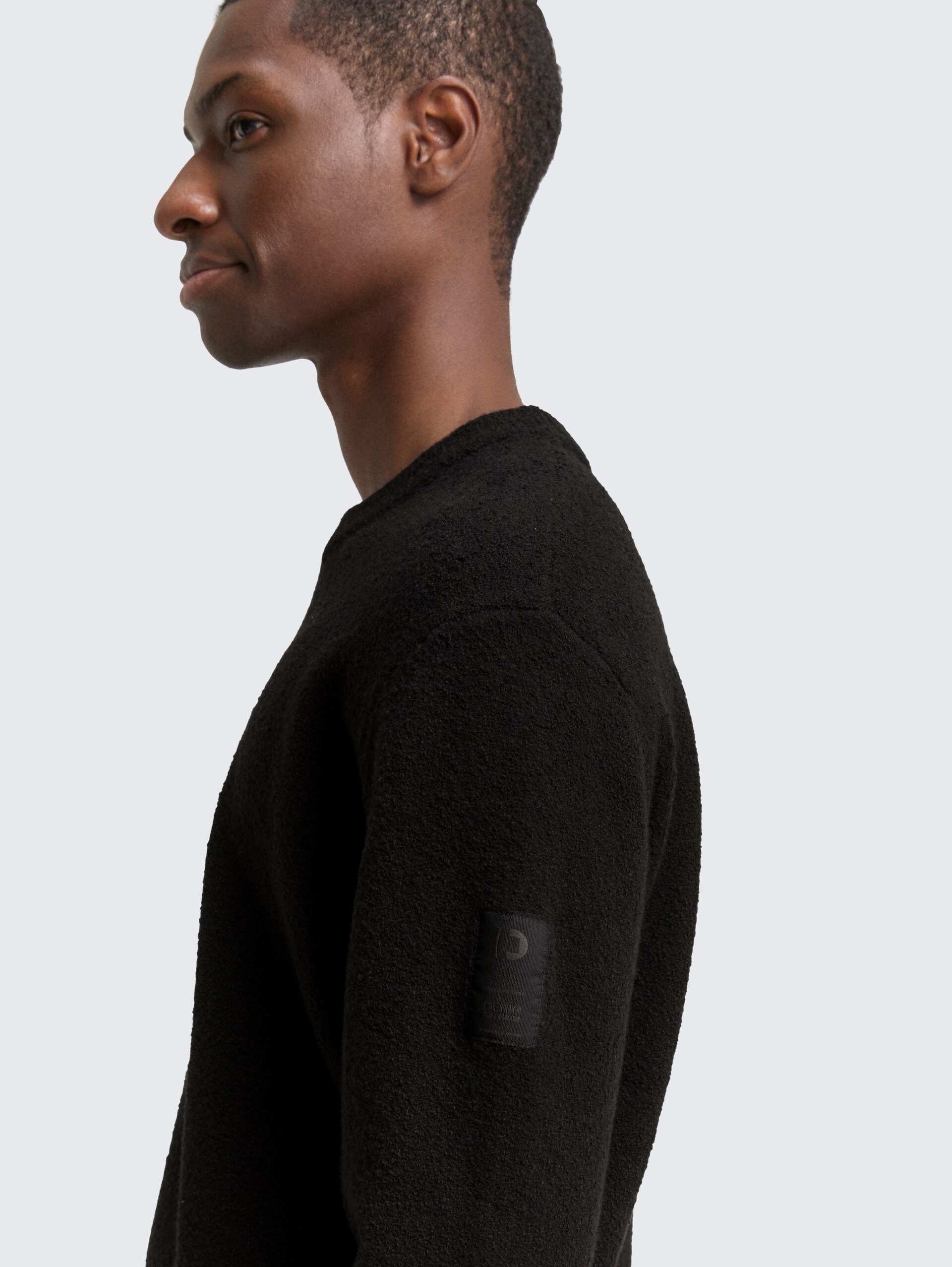 Bouclé Strickpullover - Black - Detail-Model-Ansicht