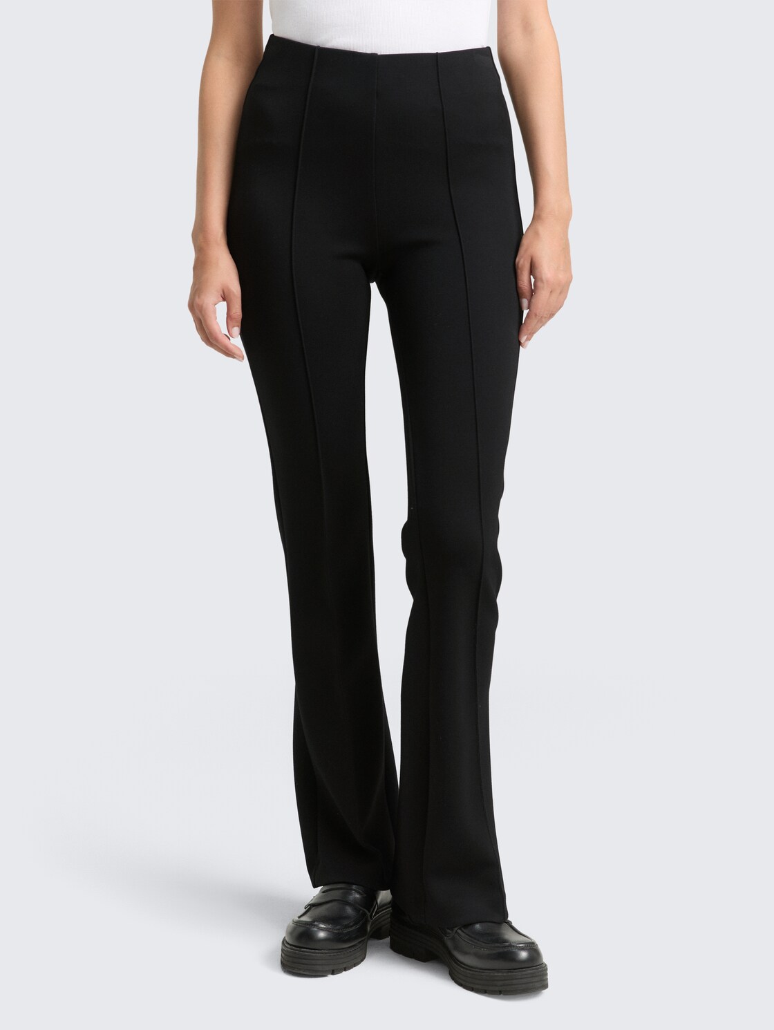 Flared Treggings Hose - deep black - Ausschnitt Model-Vorderansicht