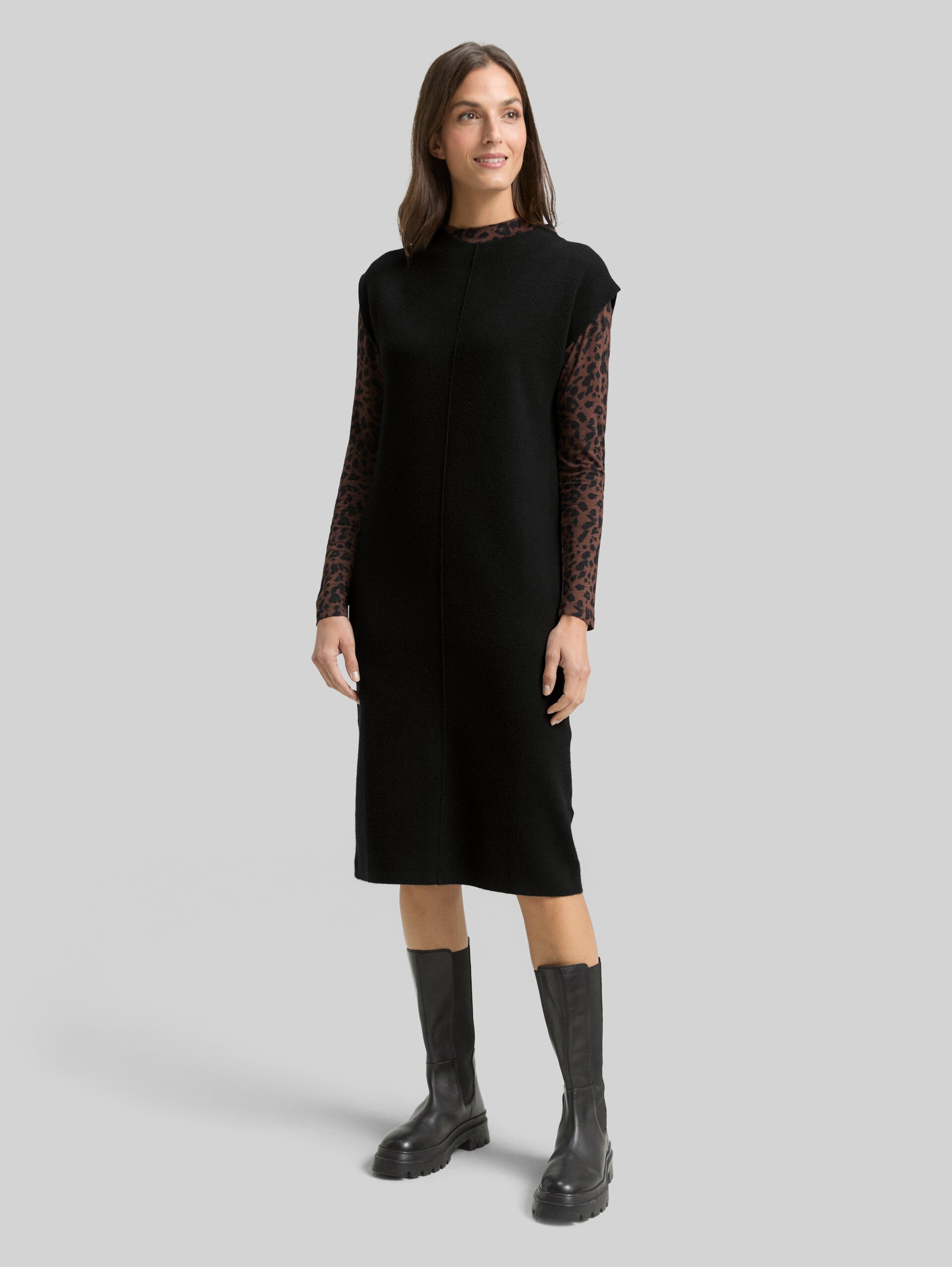 Strickkleid mit Stehkragen - deep black - seitliche Model-Ansicht