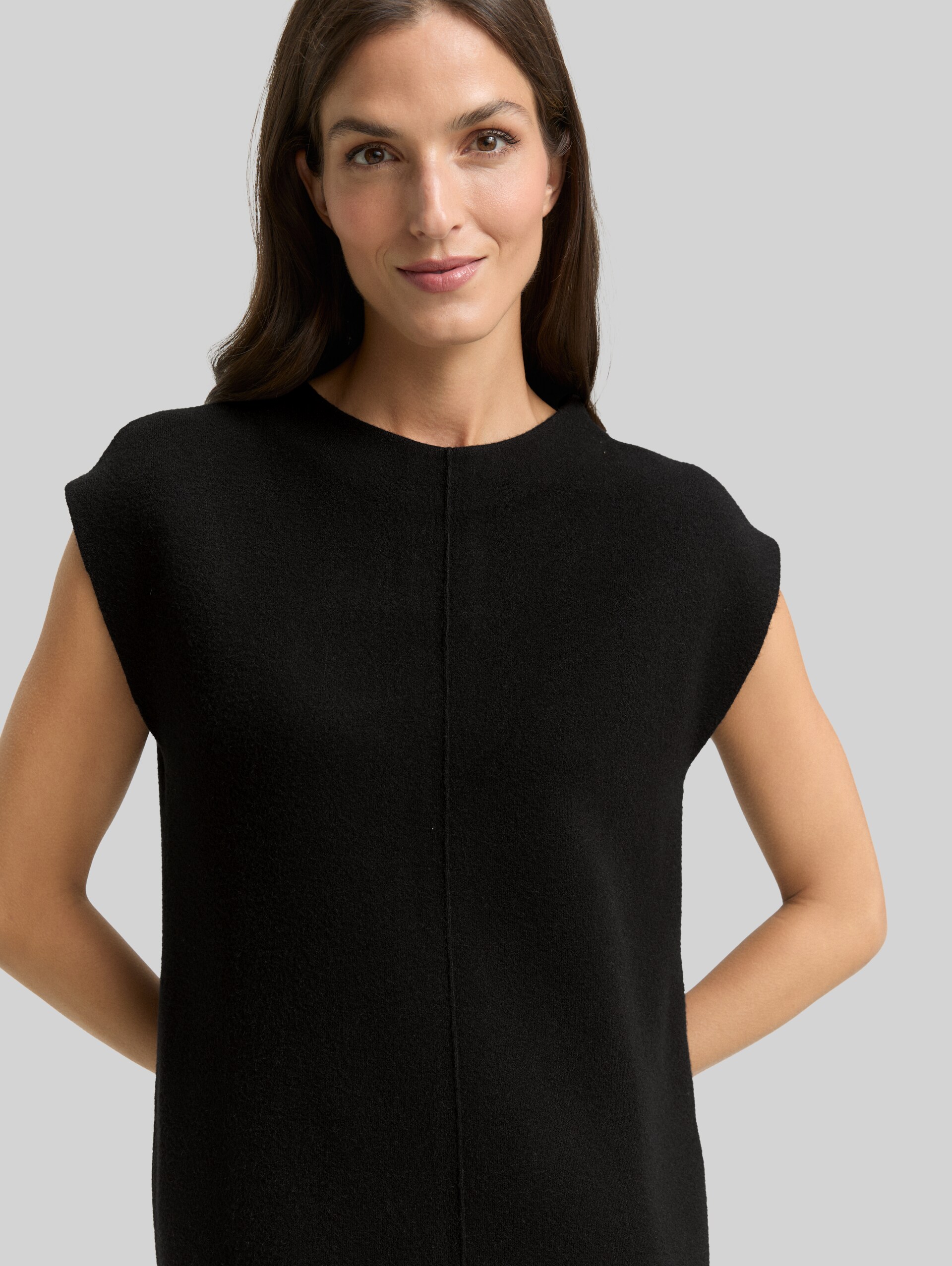 Strickkleid mit Stehkragen - deep black - Detail-Model-Ansicht