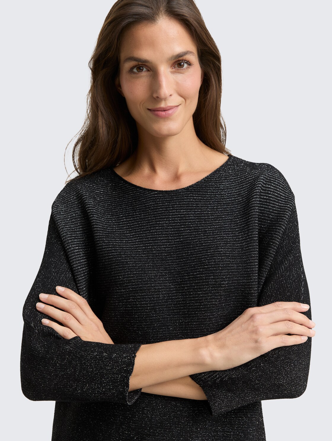 Loose Fit Strickpullover mit Glitzer-Effekt - deep black - Detail-Model-Ansicht