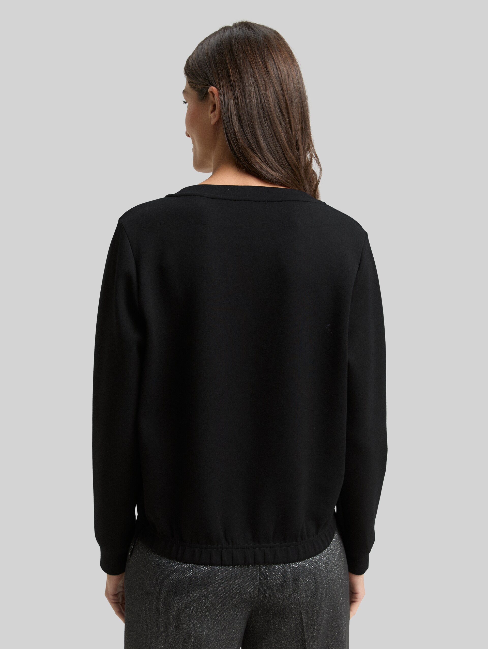 Scuba sweatshirt with rhinestones - deep black - Neckline model-back view